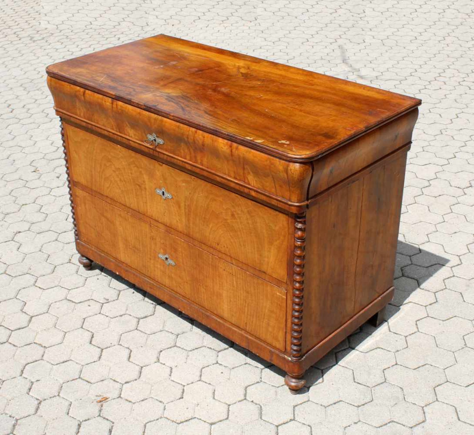 Biedermeier Kommode - um 1830/40 Nussbaum, teilweise Wurzelholz, 3-schübig, Seiten mit - Bild 3 aus 8