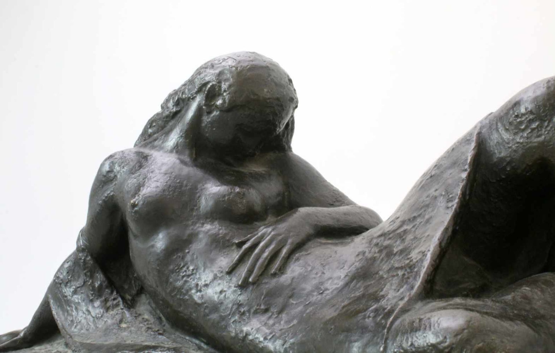 Bronzeplastik - Ferdinand Liebermann (1883-1941) Liegender, weiblicher Halbakt, Figur mit langen - Bild 5 aus 6