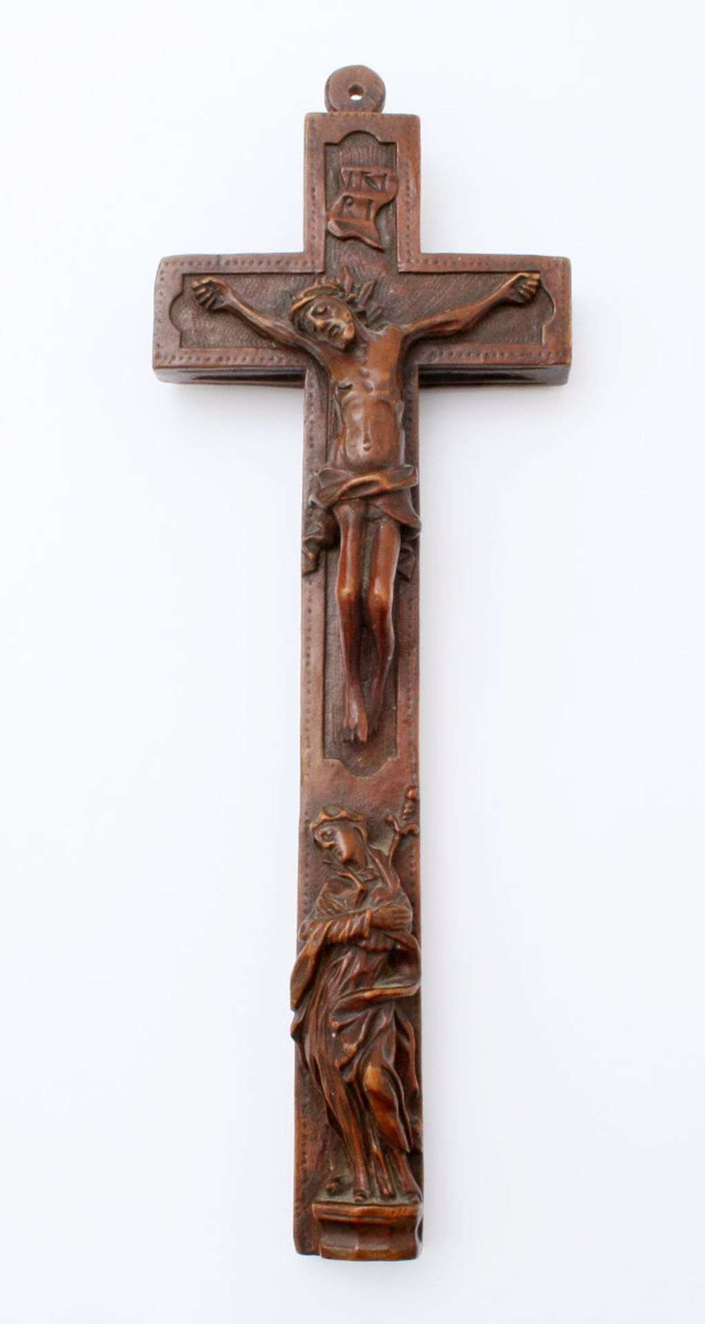 Reliquienkreuz um 1800 Süddeutschland, wohl Oberammergau, Holz fein geschnitzt und mit Klarlack