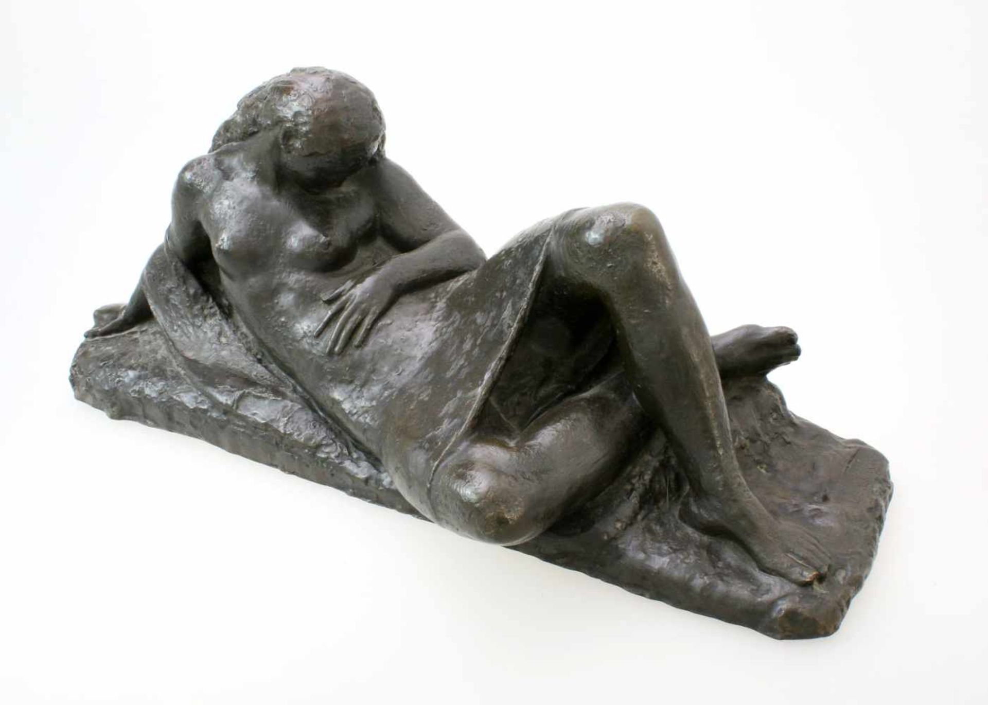Bronzeplastik - Ferdinand Liebermann (1883-1941) Liegender, weiblicher Halbakt, Figur mit langen - Bild 4 aus 6