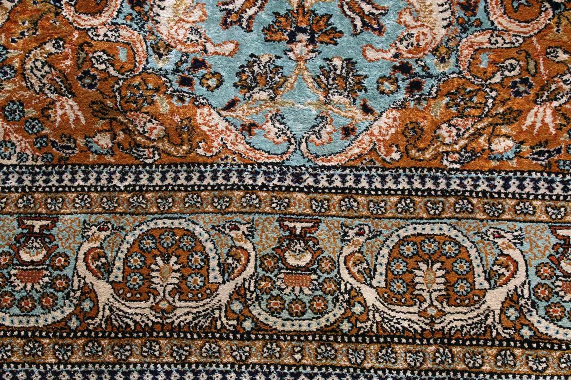 Ghom - Persien - Seide Grundfarben hellblau / gold, zentrales Medaillon, 4 Außenanker, - Image 3 of 4