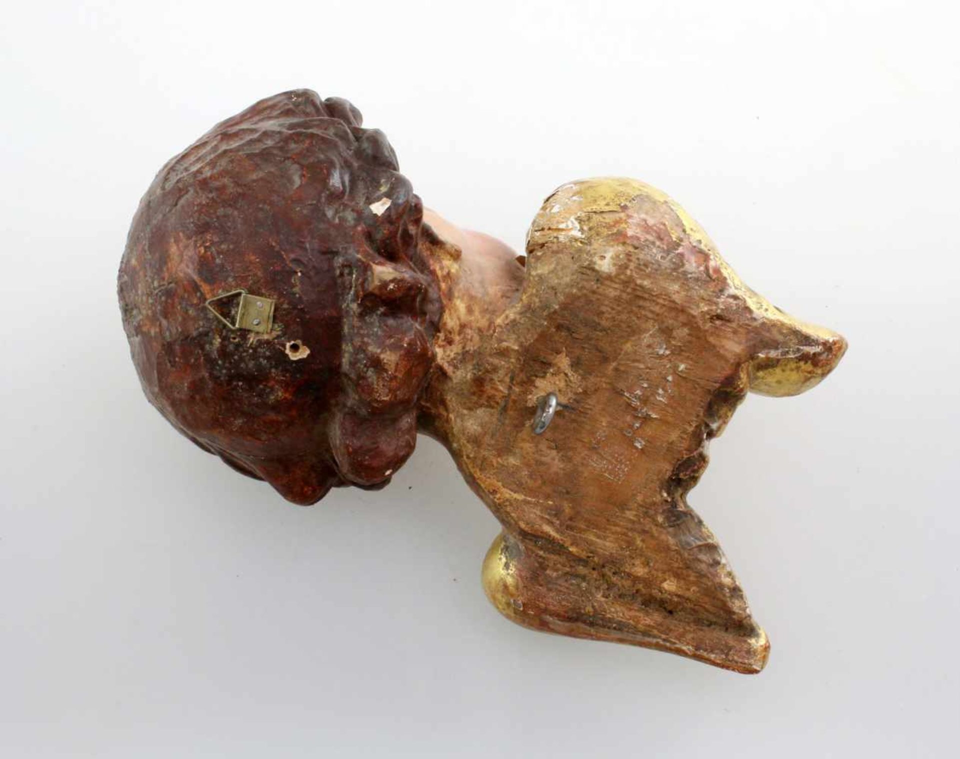 Holzfigur - Putte - 18. Jahrhundert Polychrom- und goldstaffiert, einige Farbabplatzer, früherer - Bild 3 aus 3