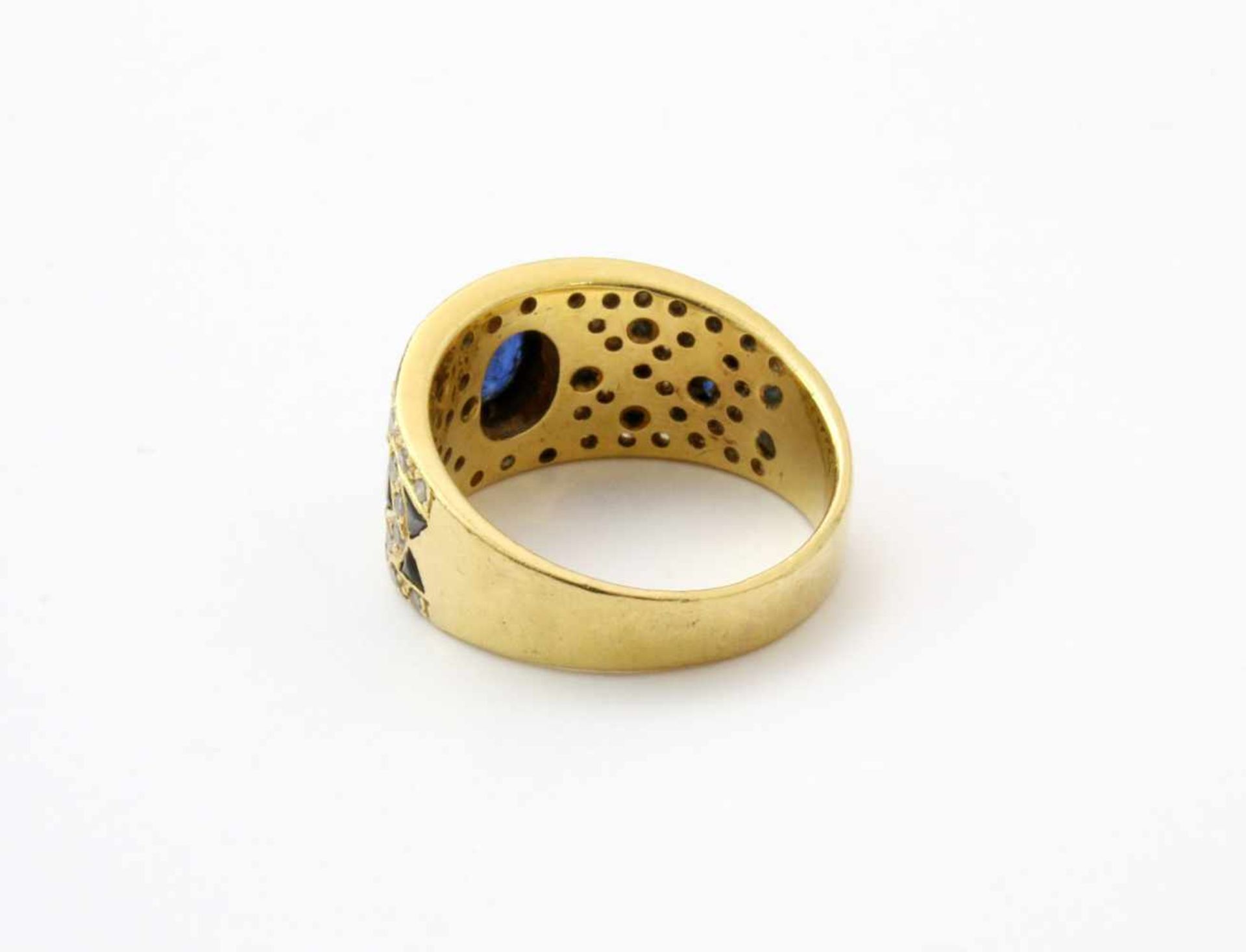 Gelbgold Ring mit reichem Brillantbesatz und Safir GG 750, besetzt mit 58 Brillanten und mittig - Bild 4 aus 4