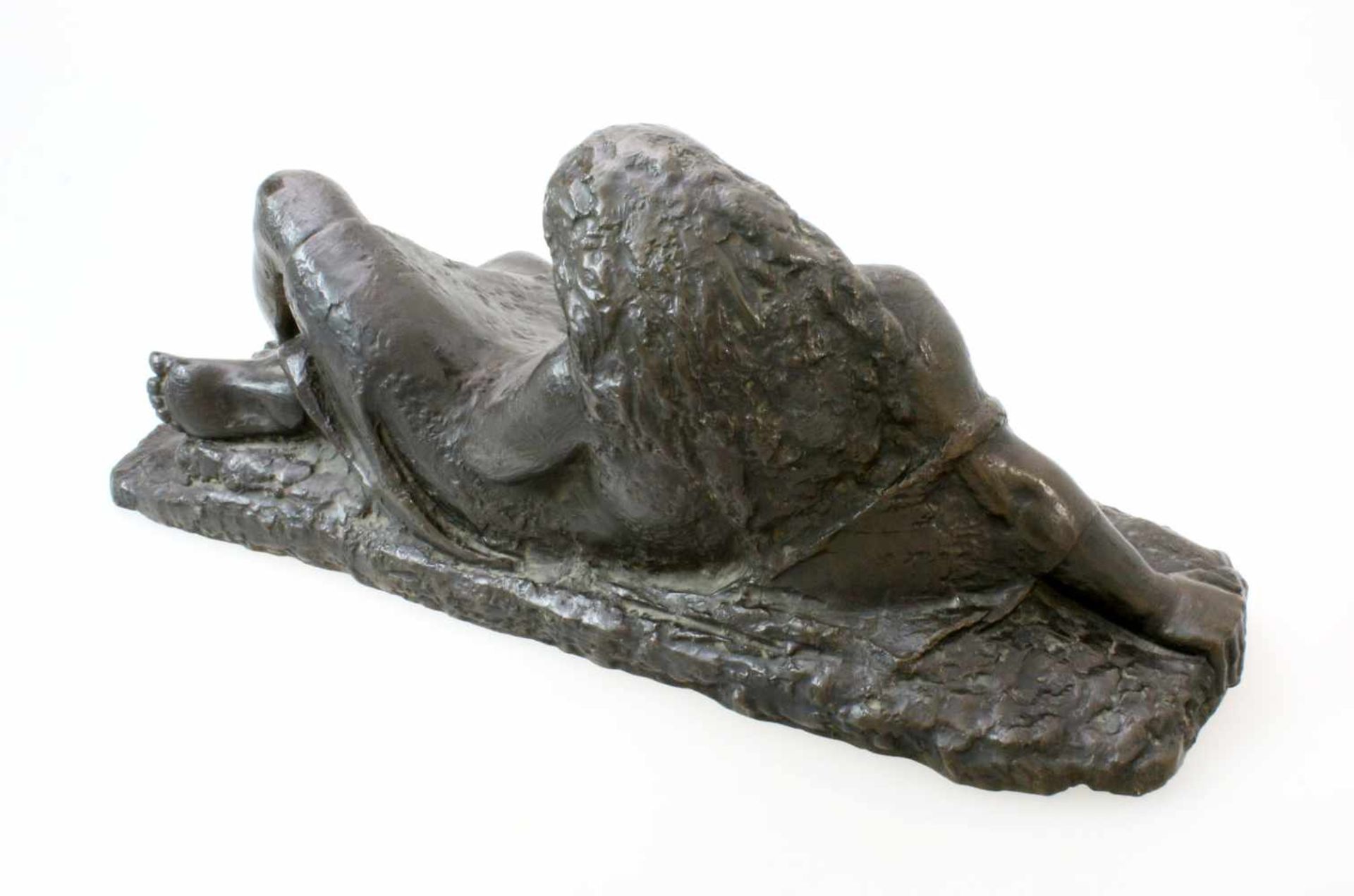 Bronzeplastik - Ferdinand Liebermann (1883-1941) Liegender, weiblicher Halbakt, Figur mit langen - Bild 2 aus 6