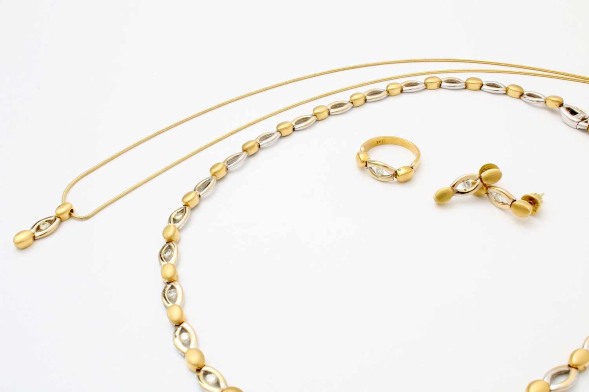 Gelbgold / Weißgold Schmuckset mit Brillanten - Collier, Halskette, Ohrringe, Ring GG / WG 750, - Image 2 of 4