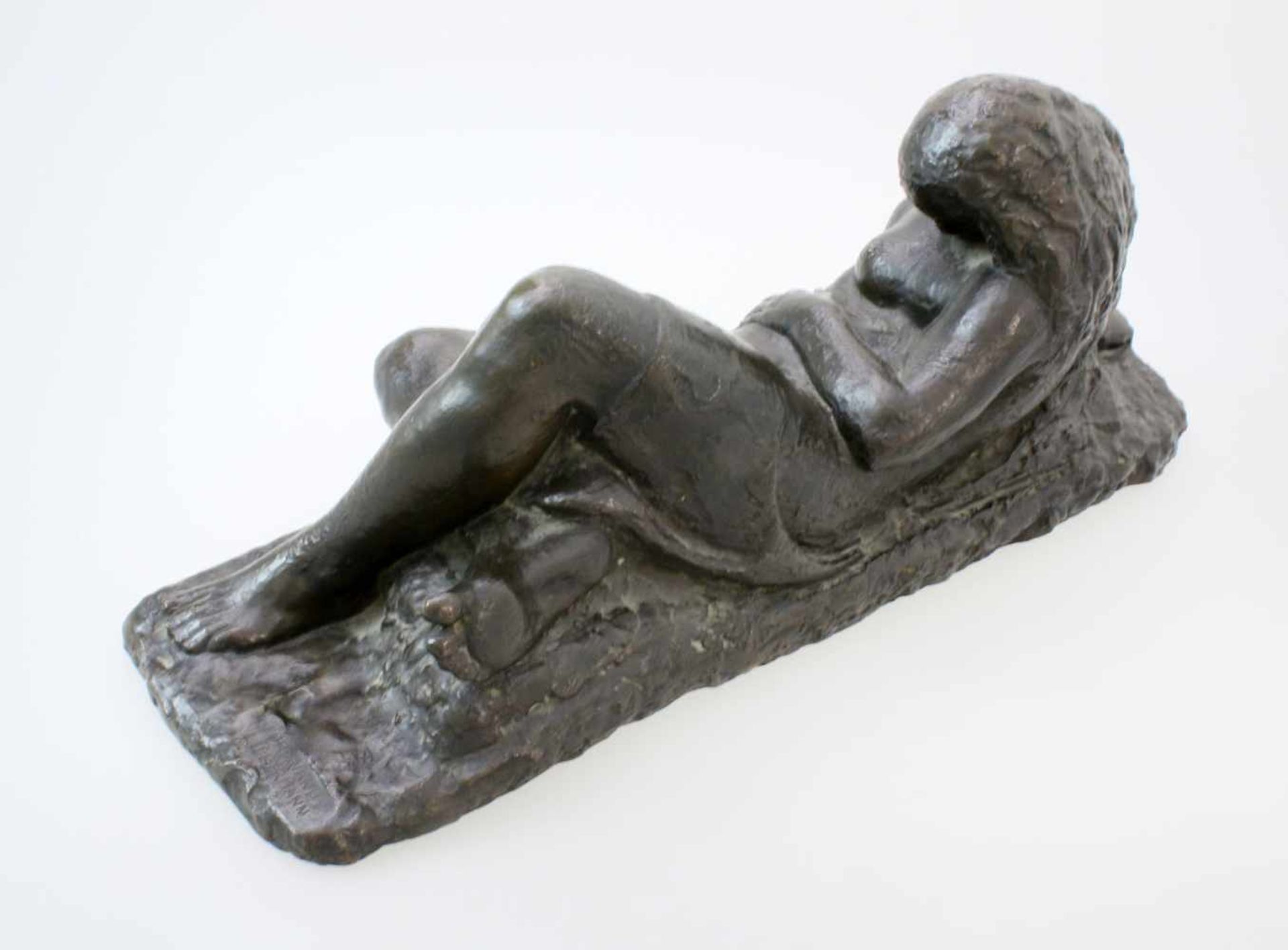 Bronzeplastik - Ferdinand Liebermann (1883-1941) Liegender, weiblicher Halbakt, Figur mit langen - Bild 3 aus 6