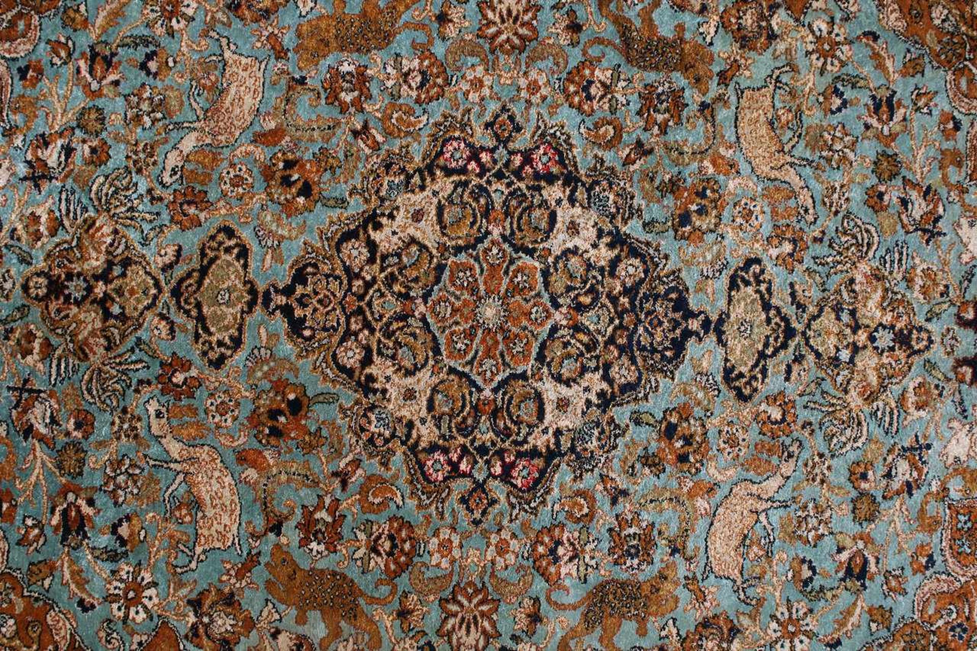 Ghom - Persien - Seide Grundfarben hellblau / gold, zentrales Medaillon, 4 Außenanker, - Image 2 of 4