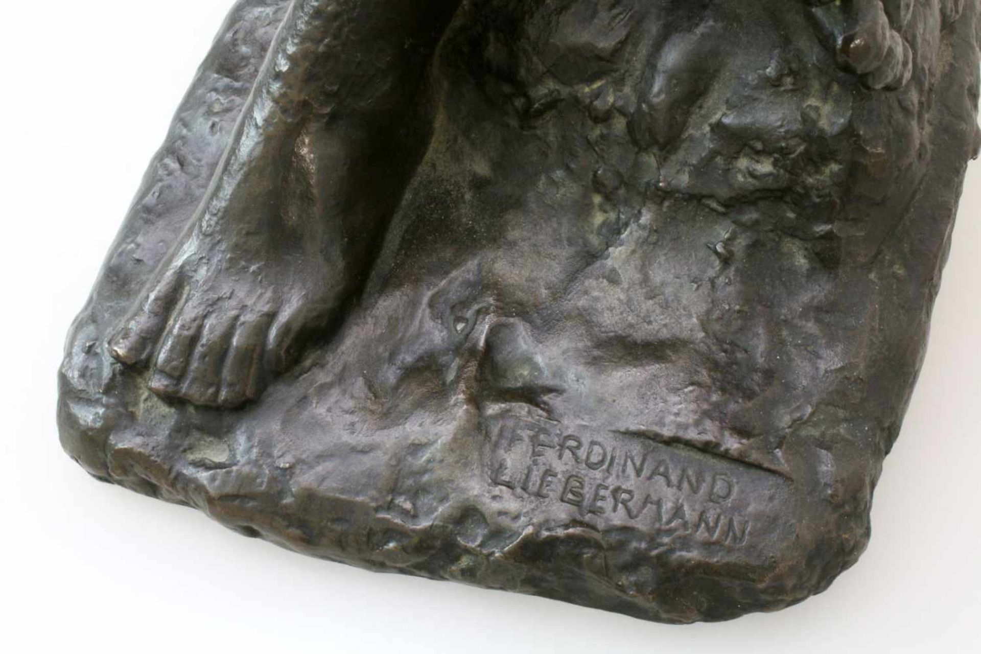 Bronzeplastik - Ferdinand Liebermann (1883-1941) Liegender, weiblicher Halbakt, Figur mit langen - Bild 6 aus 6