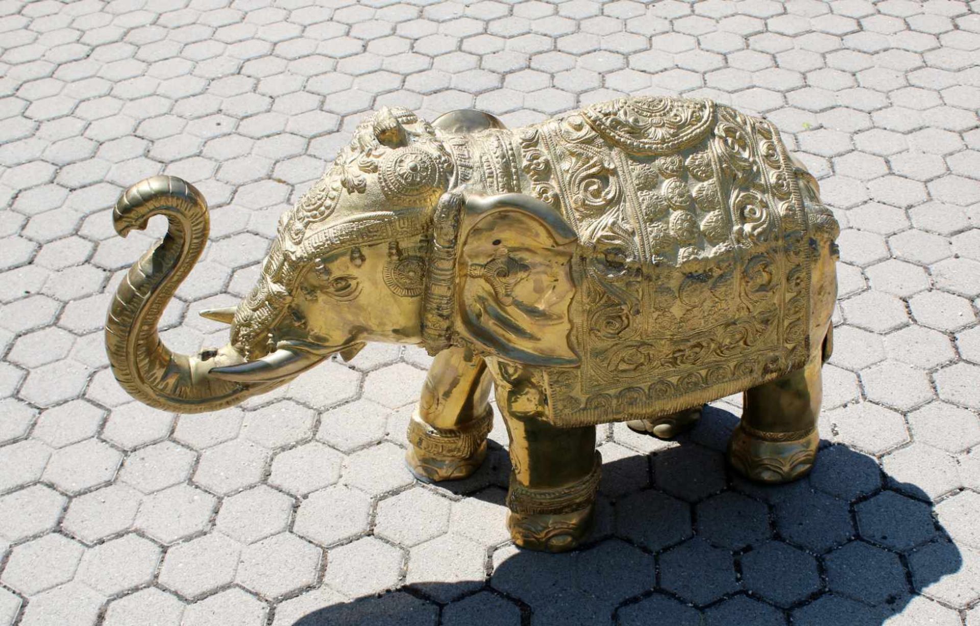 Vergoldeter, großer Elefant - Indien Festlich geschmückter Elefant, reich halbplastisch - Bild 3 aus 7