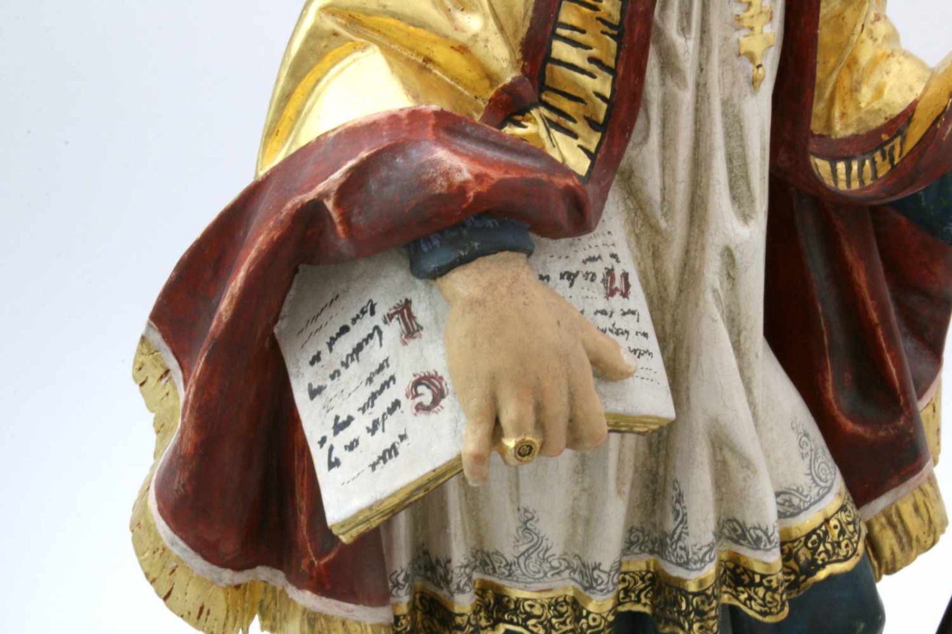 Große Holzfigur - Bischof mit Buch und Bischofsstab Polychrom- und goldstaffiert, feine Schnitzerei, - Bild 6 aus 7