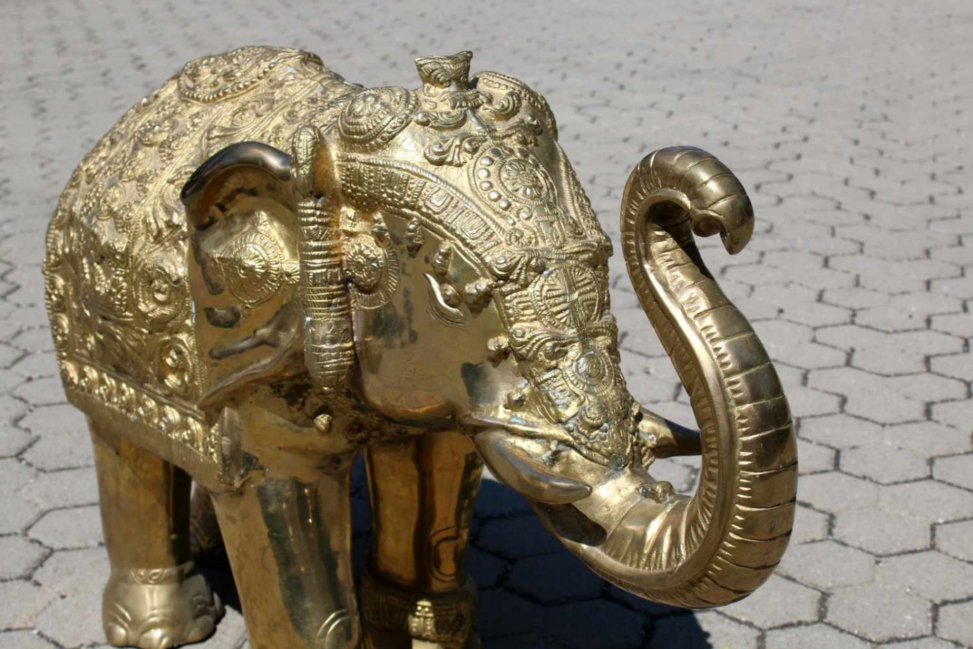 Vergoldeter, großer Elefant - Indien Festlich geschmückter Elefant, reich halbplastisch - Bild 5 aus 7