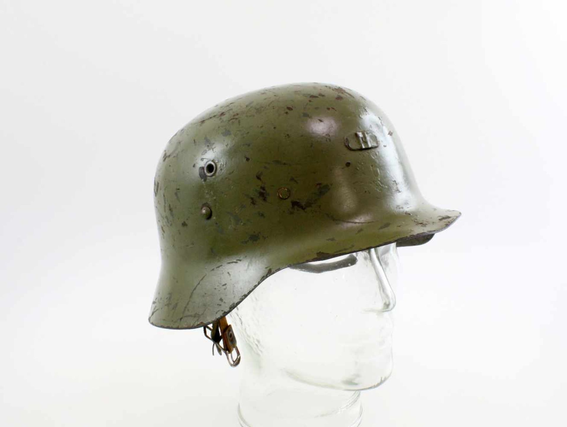 Spanien - Stahlhelm M42 Modell Z Olivgrün lackierte Helmkalotte, stirnseitig Aufnahme für