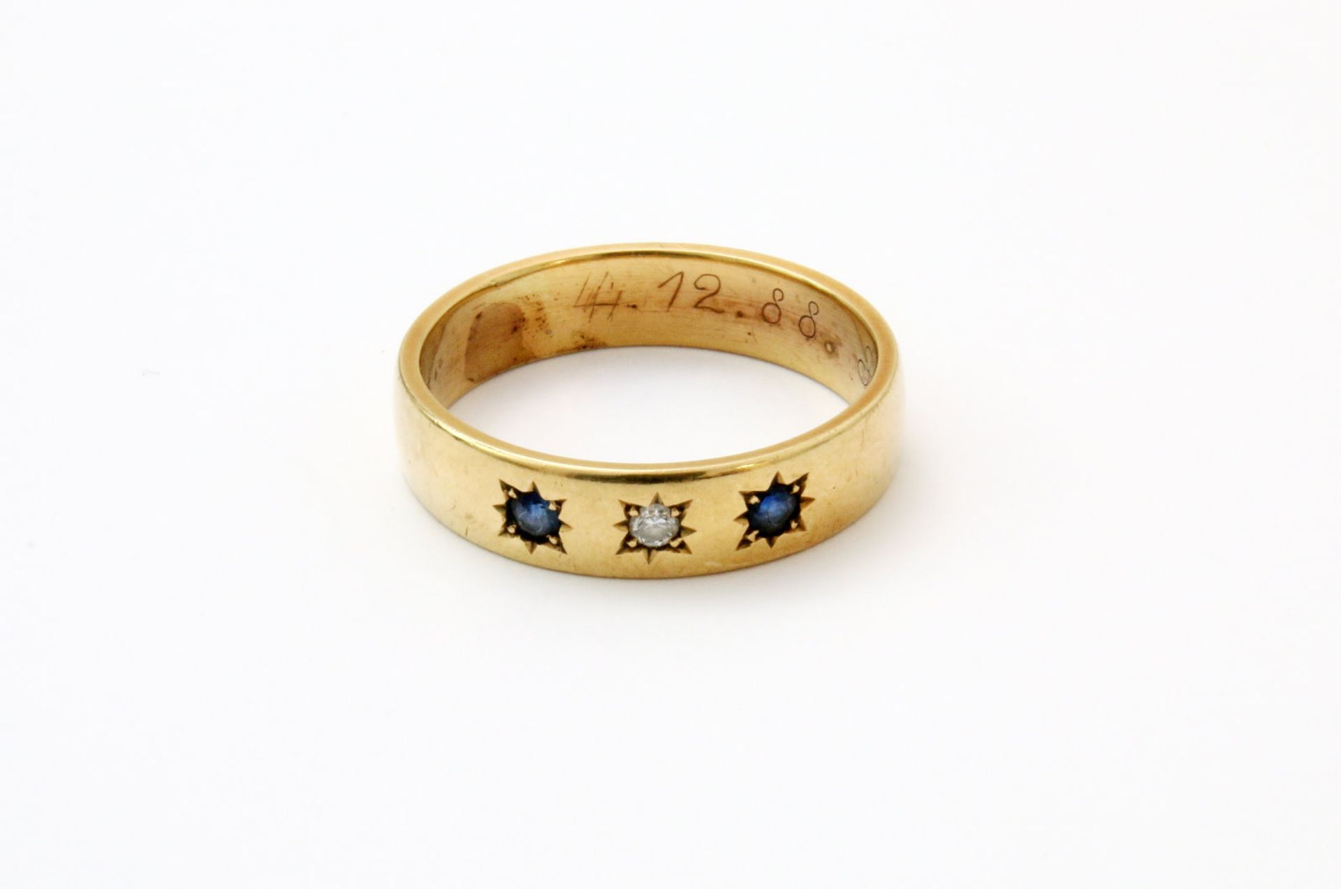 Gelbgold Ring mit Brillant und Topasen GG 585, besetzt mit einem Brillant und 2 tiefblauen Topasen - Image 2 of 4