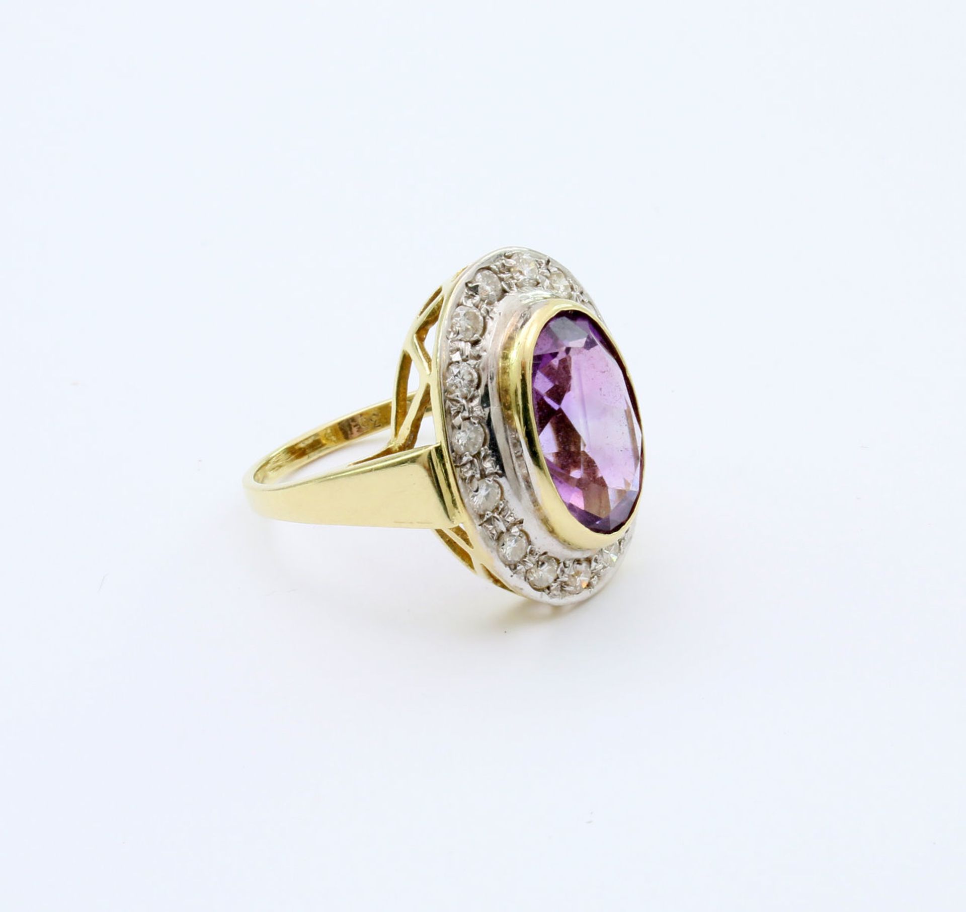 Gelbgold-Brillantring mit Amethyst GG 585, mit Amethyst im Ovalschliff, umgeben von 16 Brillanten,