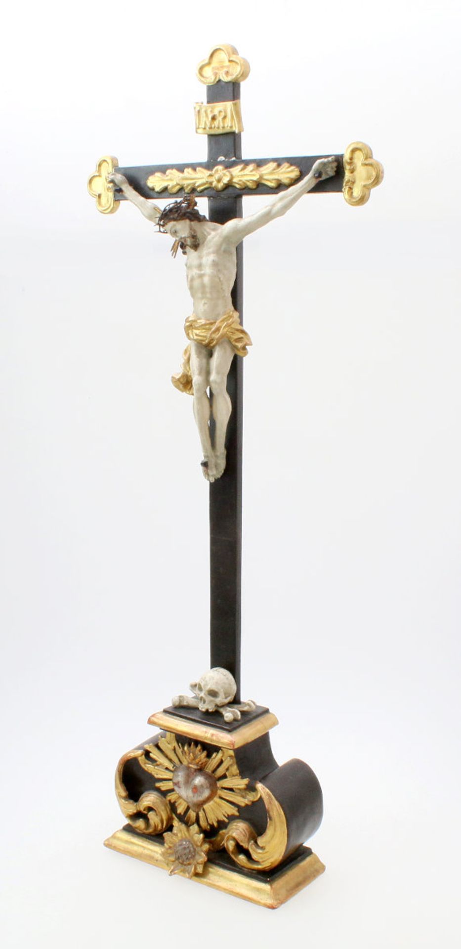 Großes Standkruzifix Dreinageltypus, Inkarnatsfassung, Größe: 29 x 25 cm, geschwärztes Holz des - Bild 2 aus 7