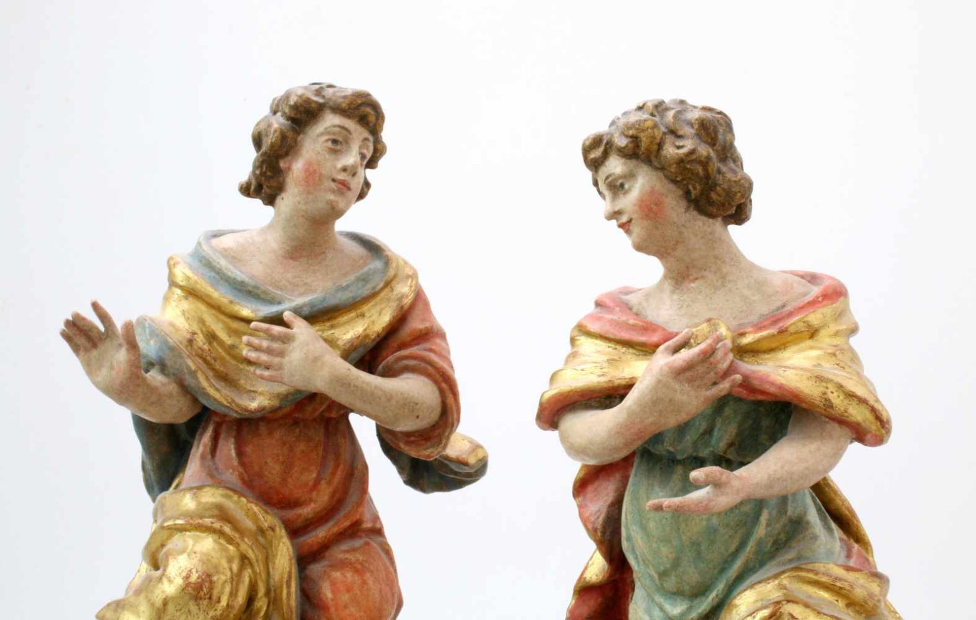 Handgeschnitztes Figurenpaar auf Sockel Polychrom- und goldstaffiert, feine Schnitzerei, beide - Bild 4 aus 4
