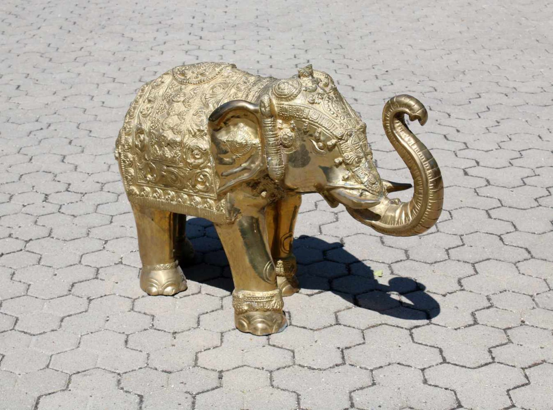 Vergoldeter, großer Elefant - Indien Festlich geschmückter Elefant, reich halbplastisch