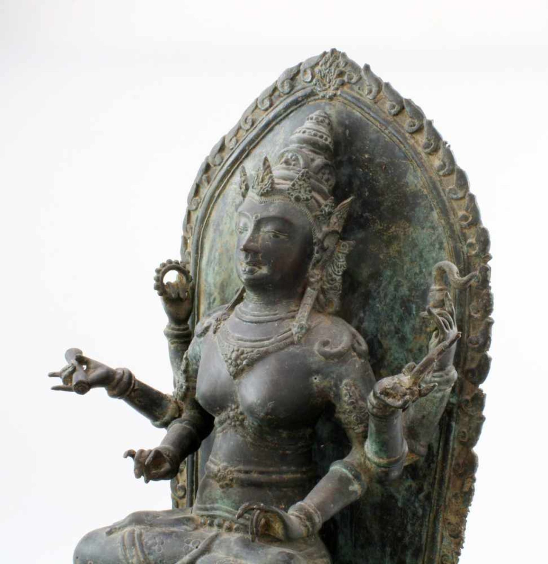 Tibet / Nepal - Bronzeskulptur "Guanyin / Avalokiteshvara" 19. Jahrhundert Gegossen in der - Image 5 of 7