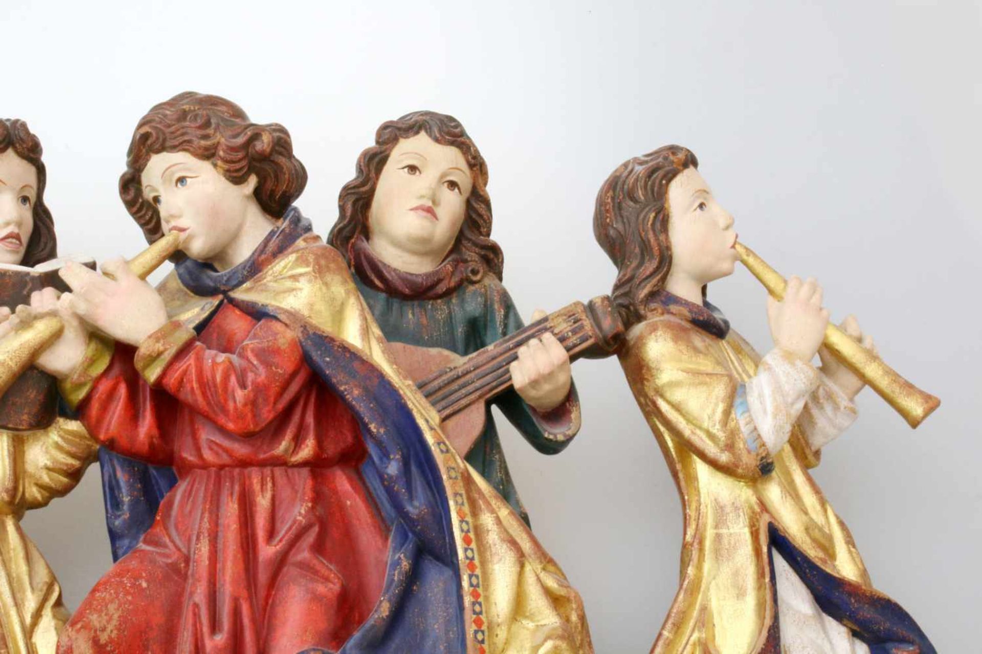 Große Holzfigur - musizierende Figurengruppe Polychrom- und goldstaffiert, feine Schnitzerei, alle - Bild 3 aus 4