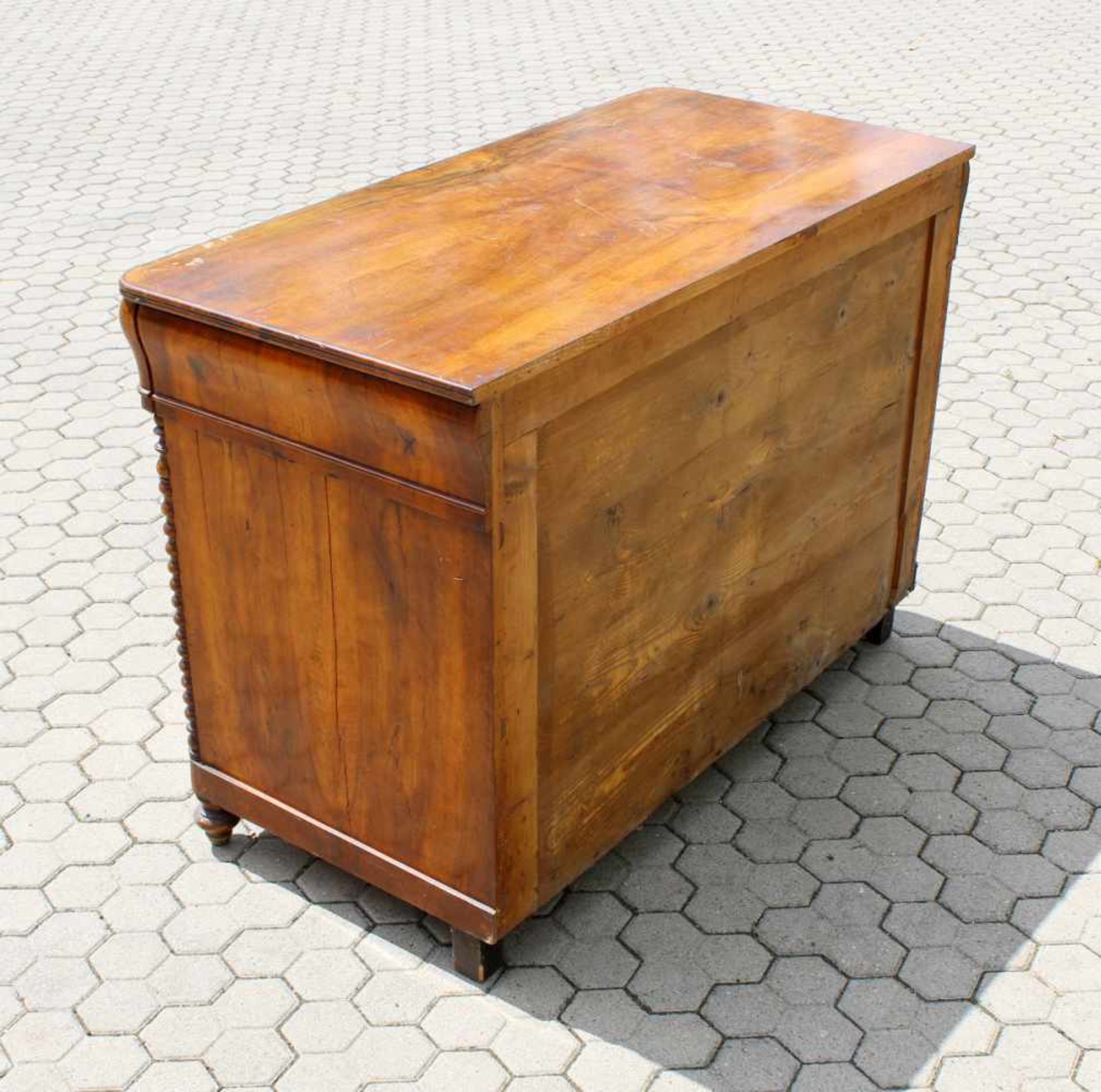 Biedermeier Kommode - um 1830/40 Nussbaum, teilweise Wurzelholz, 3-schübig, Seiten mit - Bild 4 aus 8