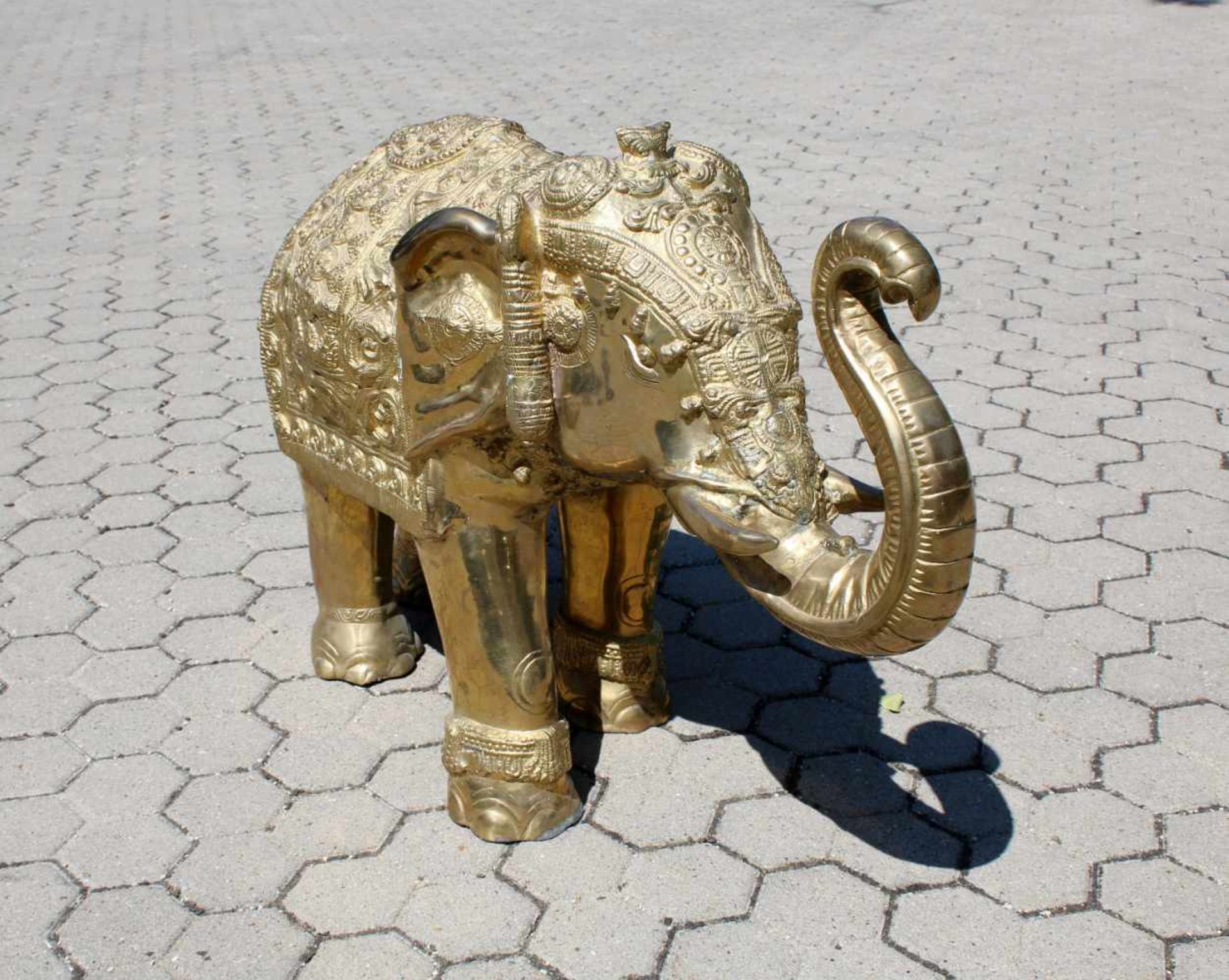 Vergoldeter, großer Elefant - Indien Festlich geschmückter Elefant, reich halbplastisch - Bild 2 aus 7
