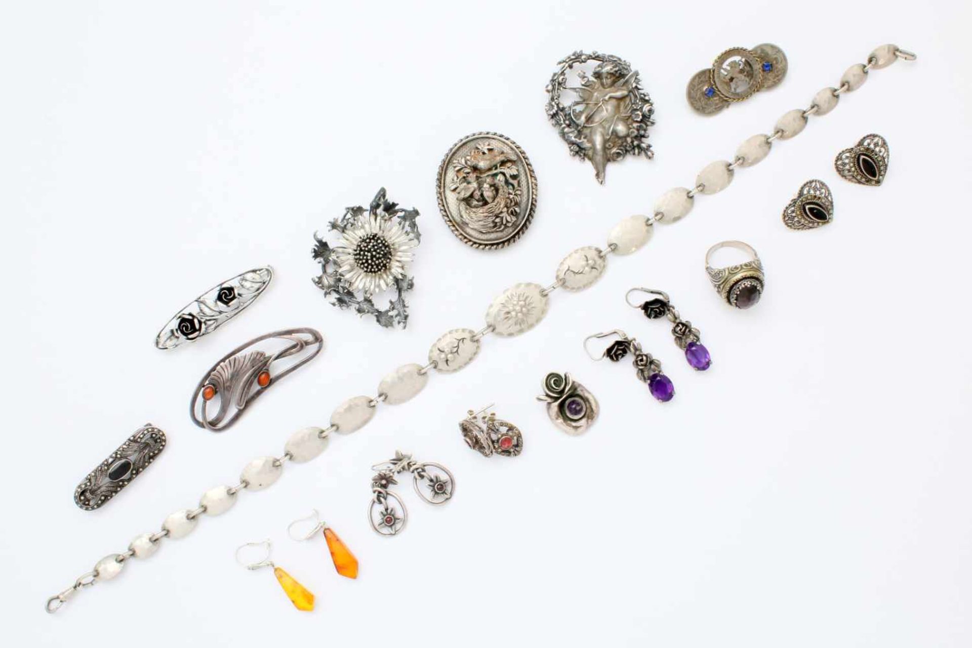 Sammlung Silberschmuck - 20 Teile 7 Broschen, 5 Paar Ohrringe, 1 Ring, 1 Armkette, 1 Anhänger, tw.