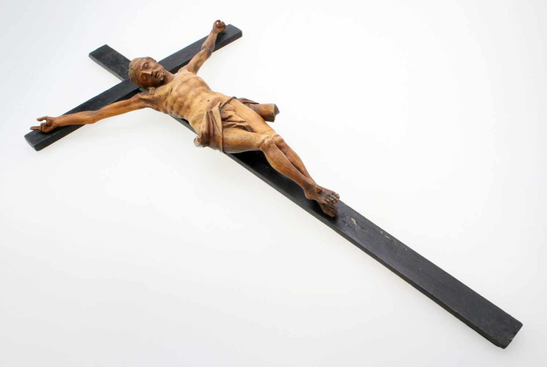 Kruzifix Dreinageltypus, ungefasst, feine Schnitzerei, Dornenkrone fehlt, auf geschwärztem Holz - Bild 2 aus 4