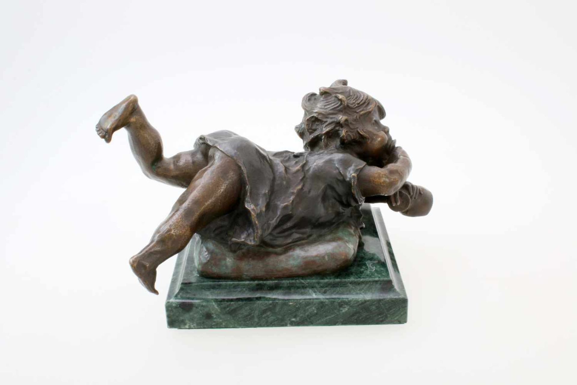 Bronzeskulptur "Kleinkind auf Kissen mit Saugflasche" von Juan Clara Ayats (1875 - 1958) Die - Bild 2 aus 5