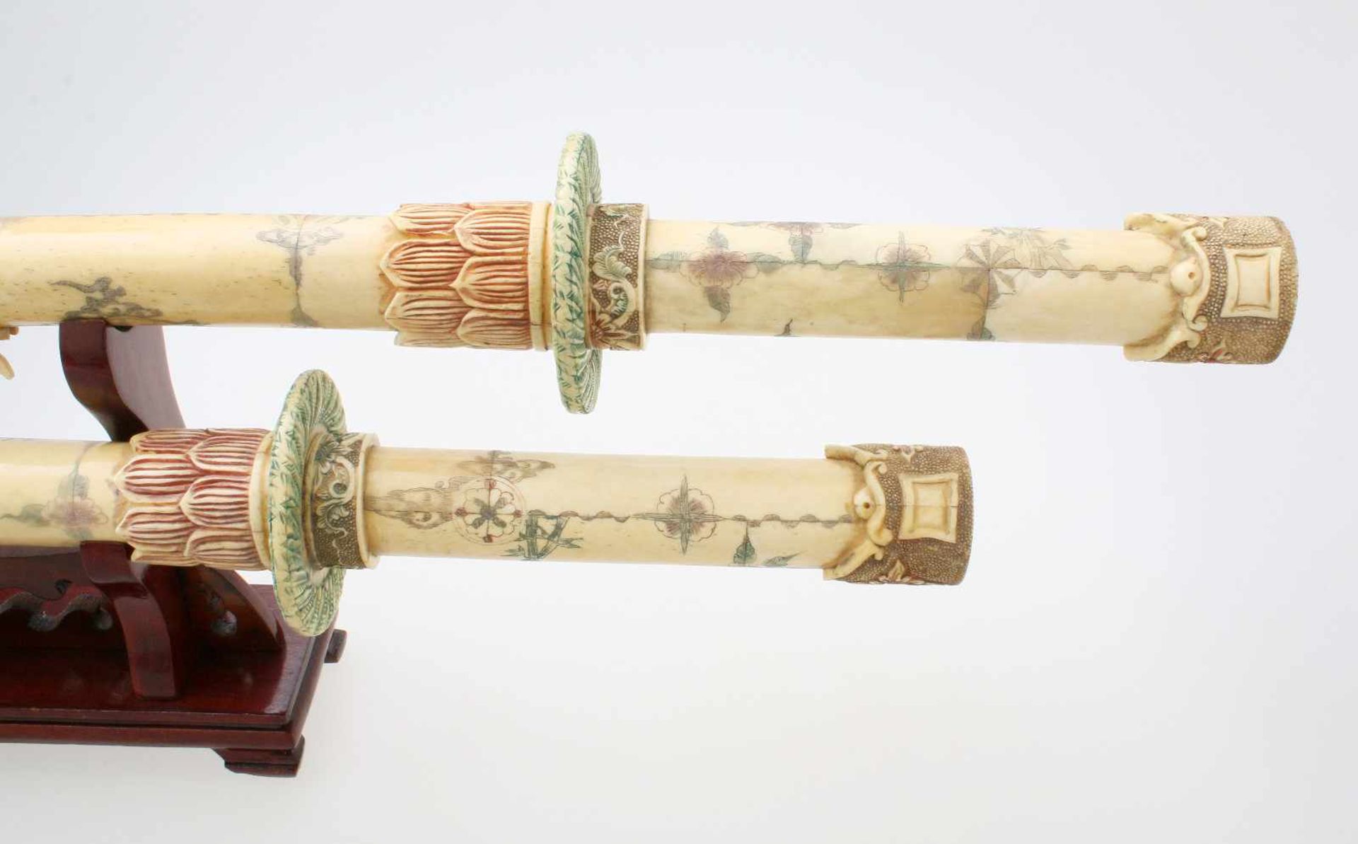 China - 2 "Dao" Schwerter mit Schwertständer Die Schwerter, Schwertscheiden, Klingen aus - Bild 4 aus 7