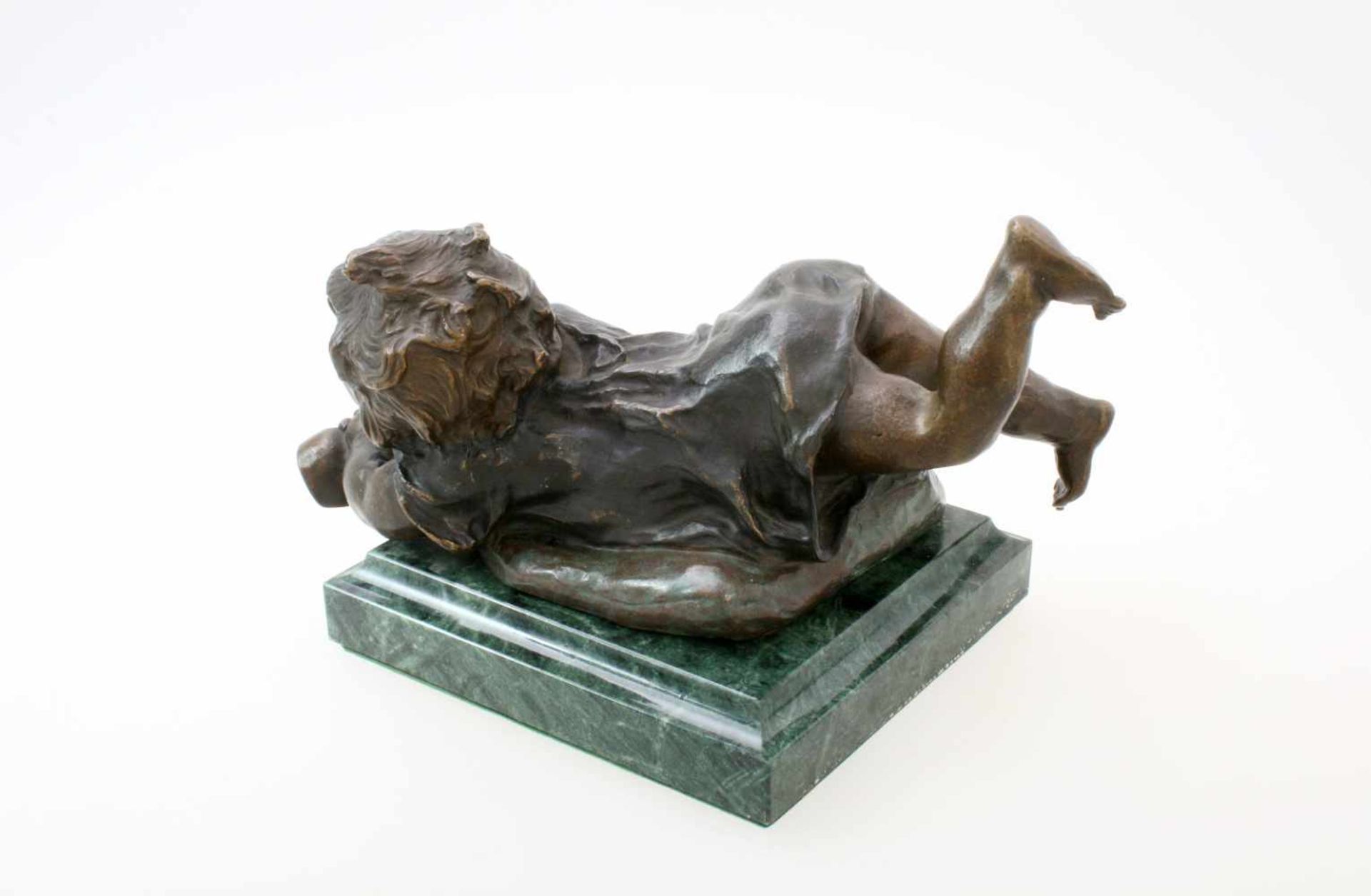 Bronzeskulptur "Kleinkind auf Kissen mit Saugflasche" von Juan Clara Ayats (1875 - 1958) Die - Bild 3 aus 5