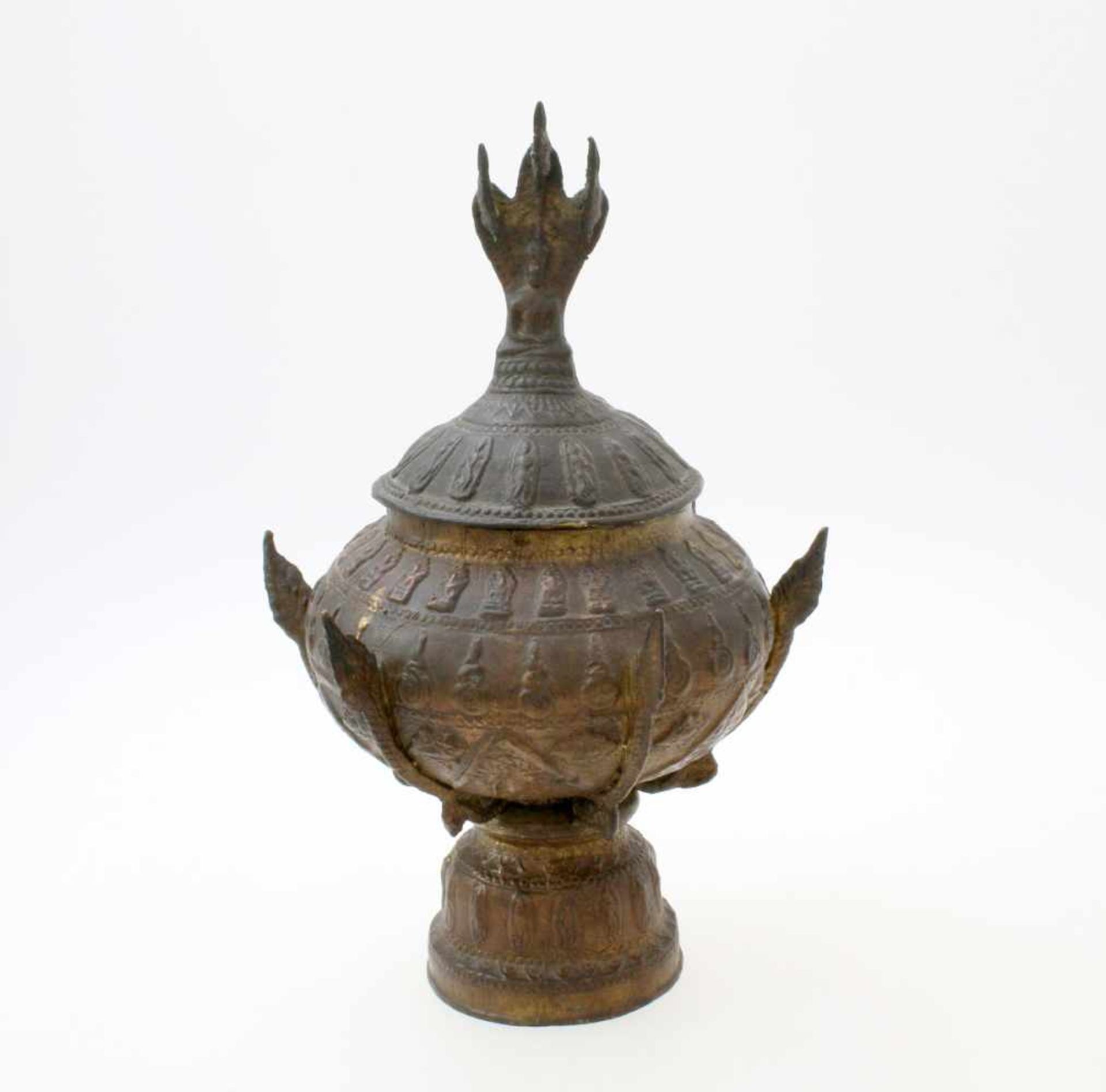 Chinesisches Räuchergefäß um 1900 Bronze, 2-teilig, im Deckelgriff Buddha mit 3 Kobras, umlaufend