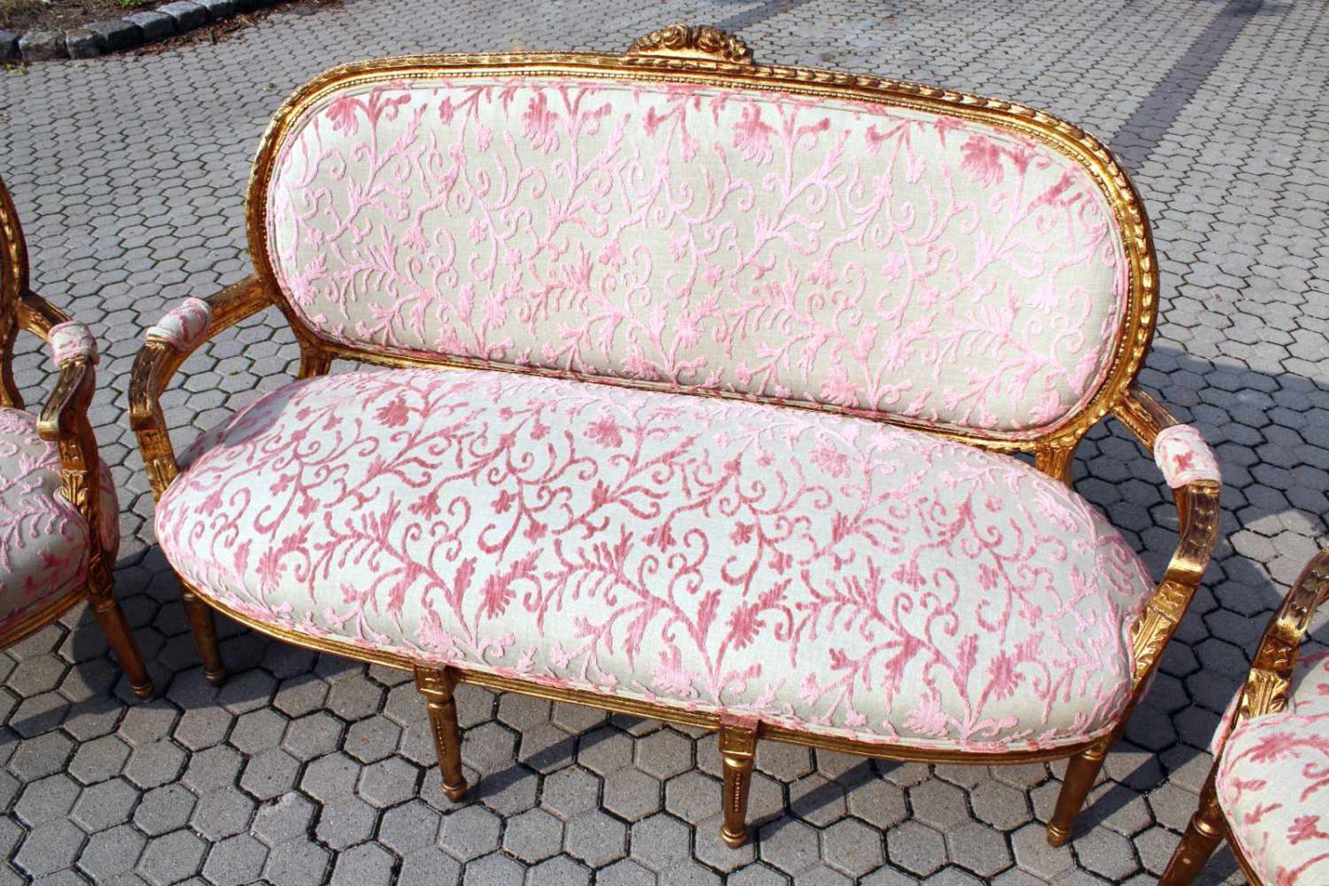 3-teilige Polstergarnitur im Rokokostil (rosa Muster) 2 Sessel und ein Sofa mit beschnitzten, - Bild 3 aus 4