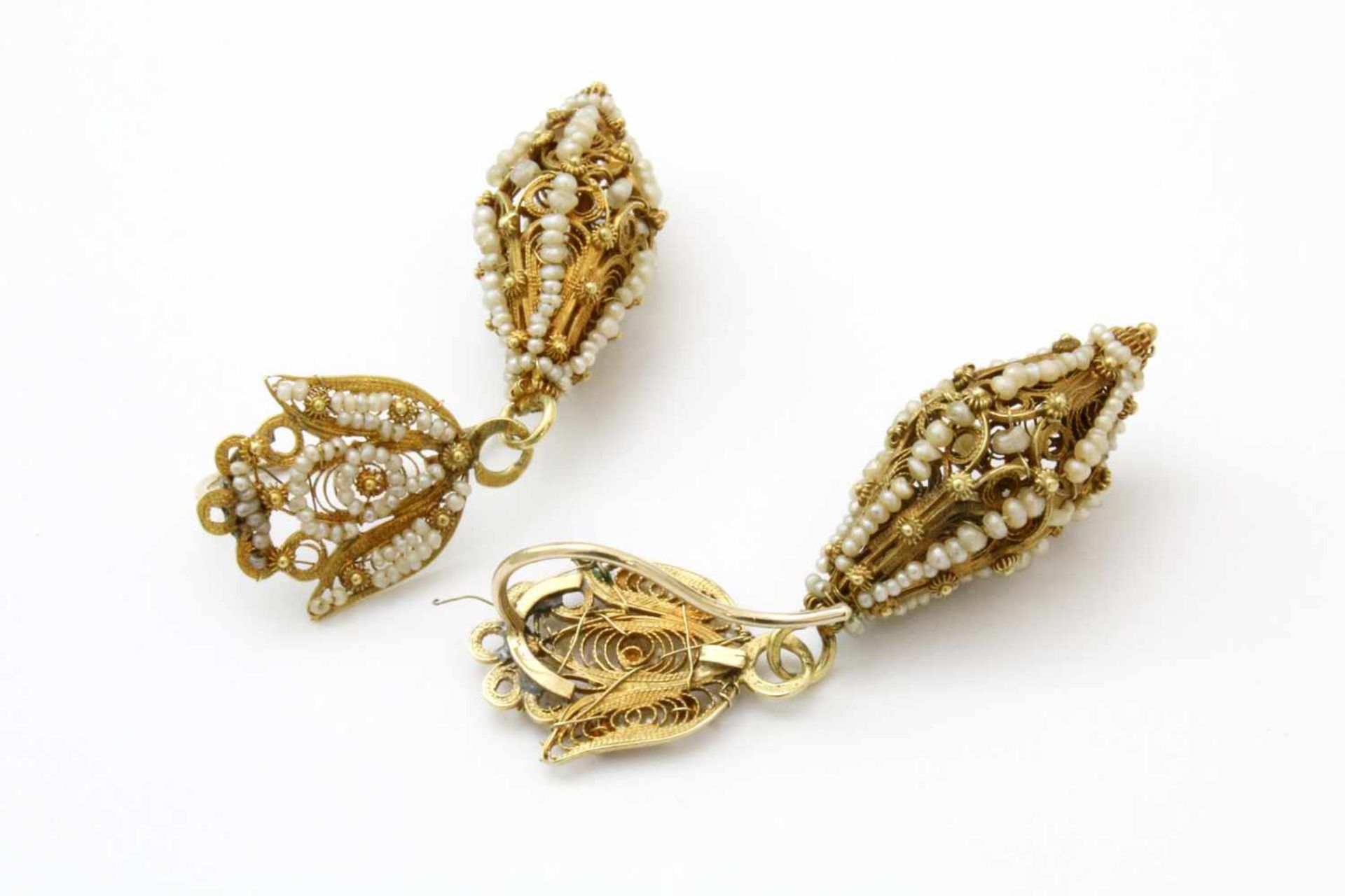 Gelbgold - Filigran Ohrringe - um 1800 Besetzt mit Miniatur-Süßwasserperlen, byzant. Keulenform, - Bild 2 aus 2