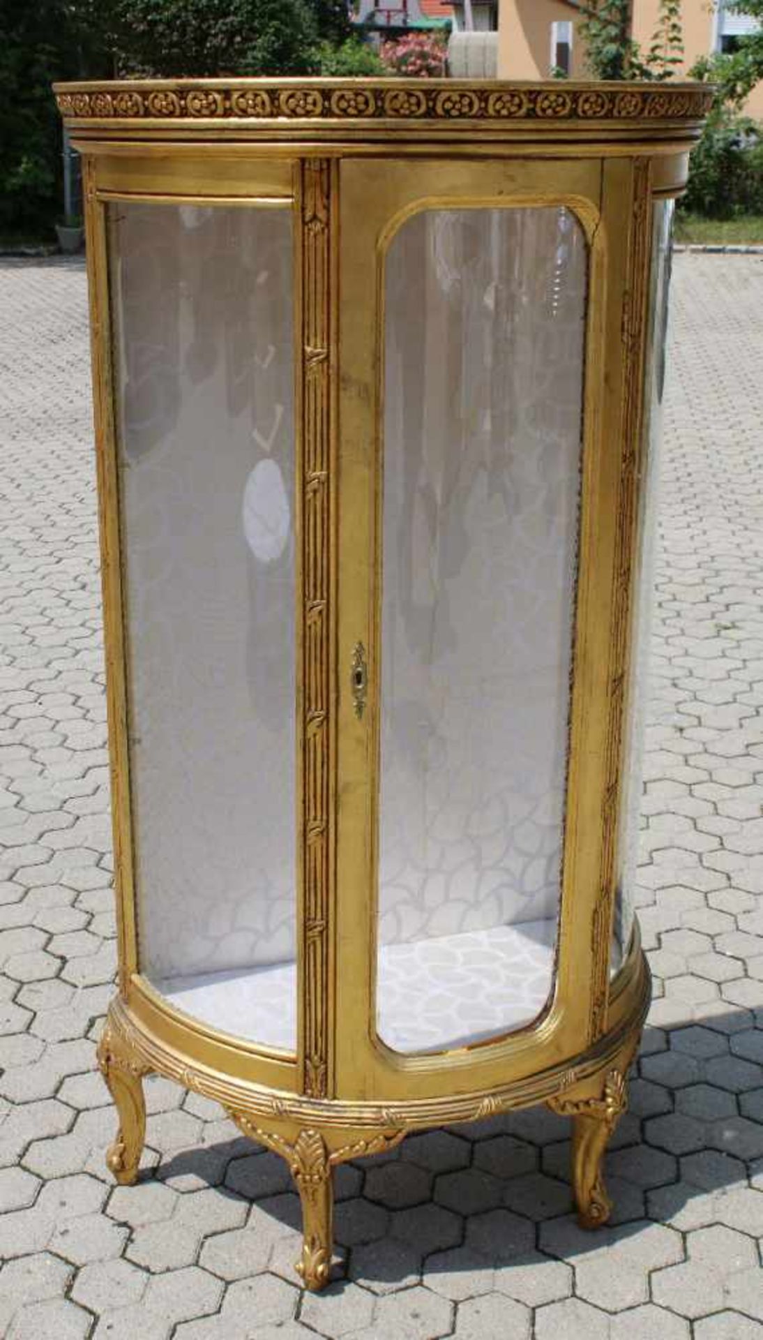 Halbrunde Barock Vitrine Vergoldetes Holz, im Barockstil auf 4 Volutenfüßen, oberer Abschluss als - Bild 2 aus 3