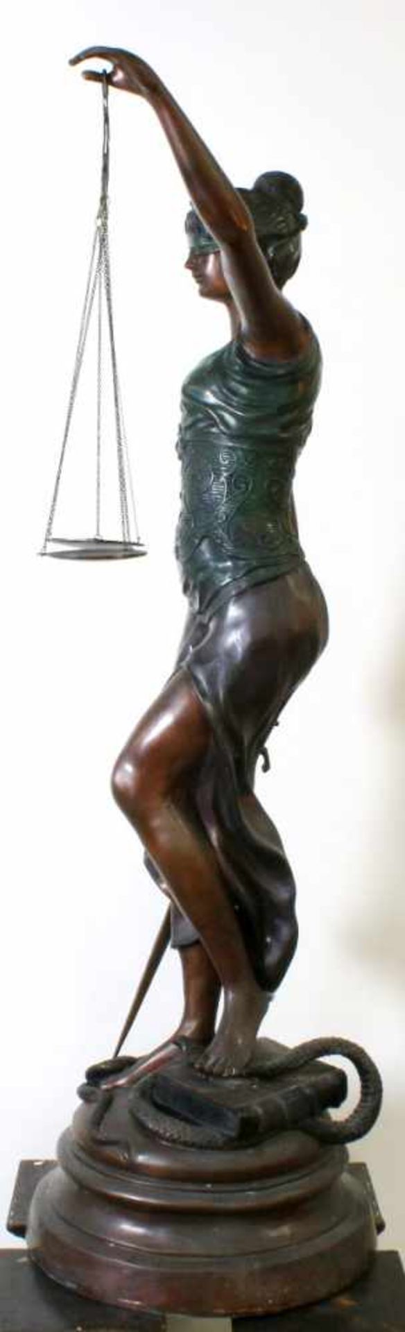 Imposante Bronzeskulptur der Justitia Bronzeguss patiniert, allegorische, sinnliche Darstellung - Bild 4 aus 8