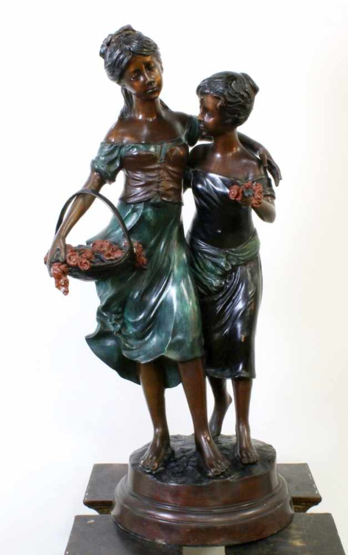 Bronzeskulptur " Zwei Mädchen mit Blumenkorb" Die Skulptur aus Bronze gegossen, patiniert.