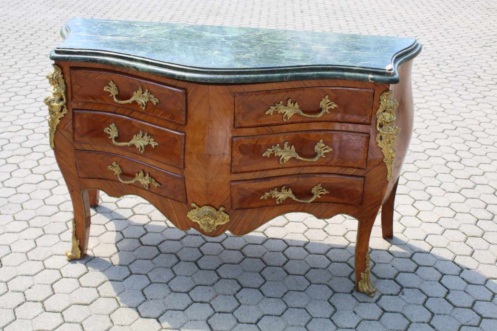 Elegante Barock Kommode Im Stil um 1780, Palisander furniert, ausgestattet mit 6 Schubladen und