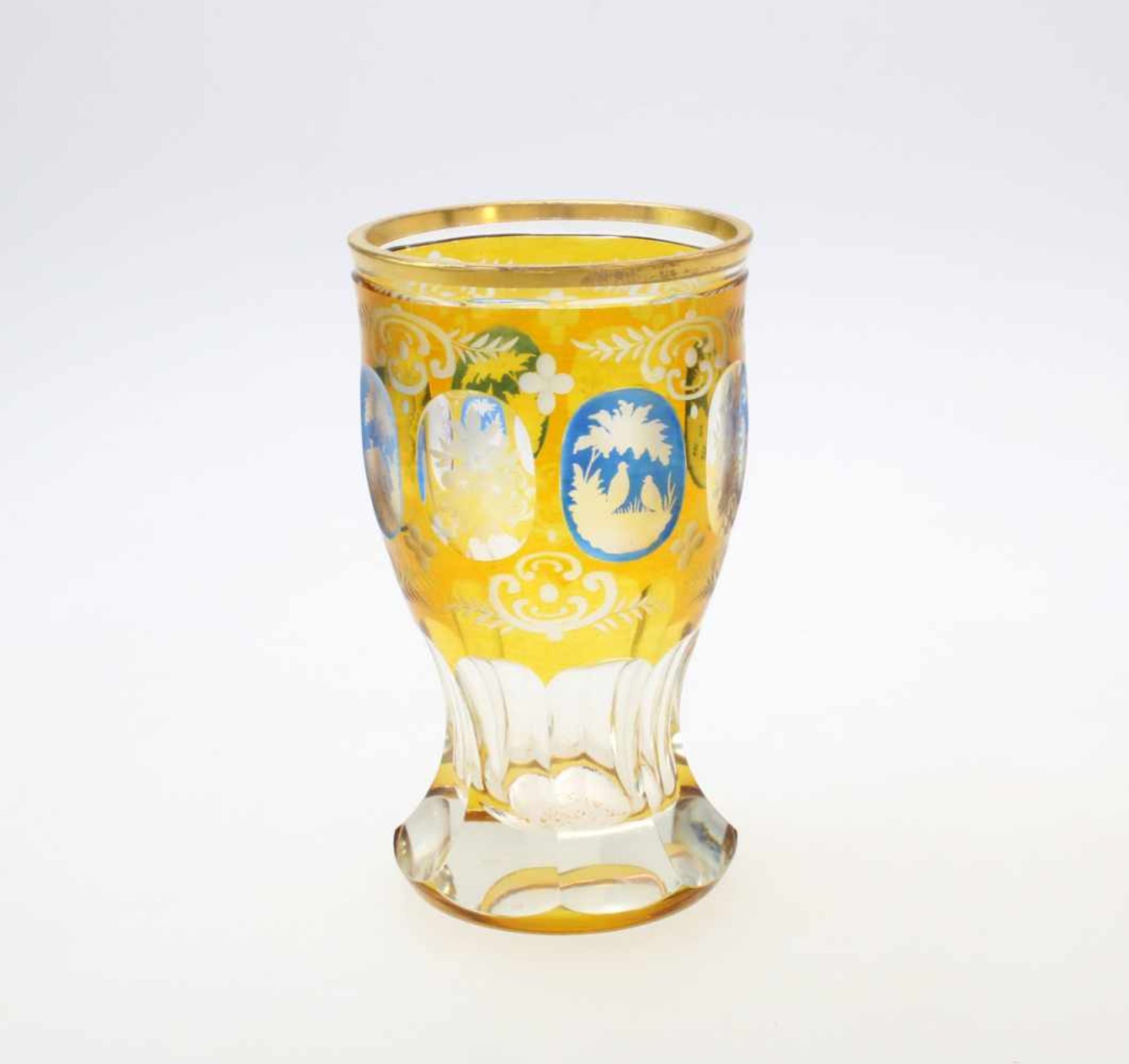 Glasbecher - Friedrich Egermann, Haida, Böhmen Farbloses Glas mit goldgelbem Überfang, Rand - Image 2 of 2