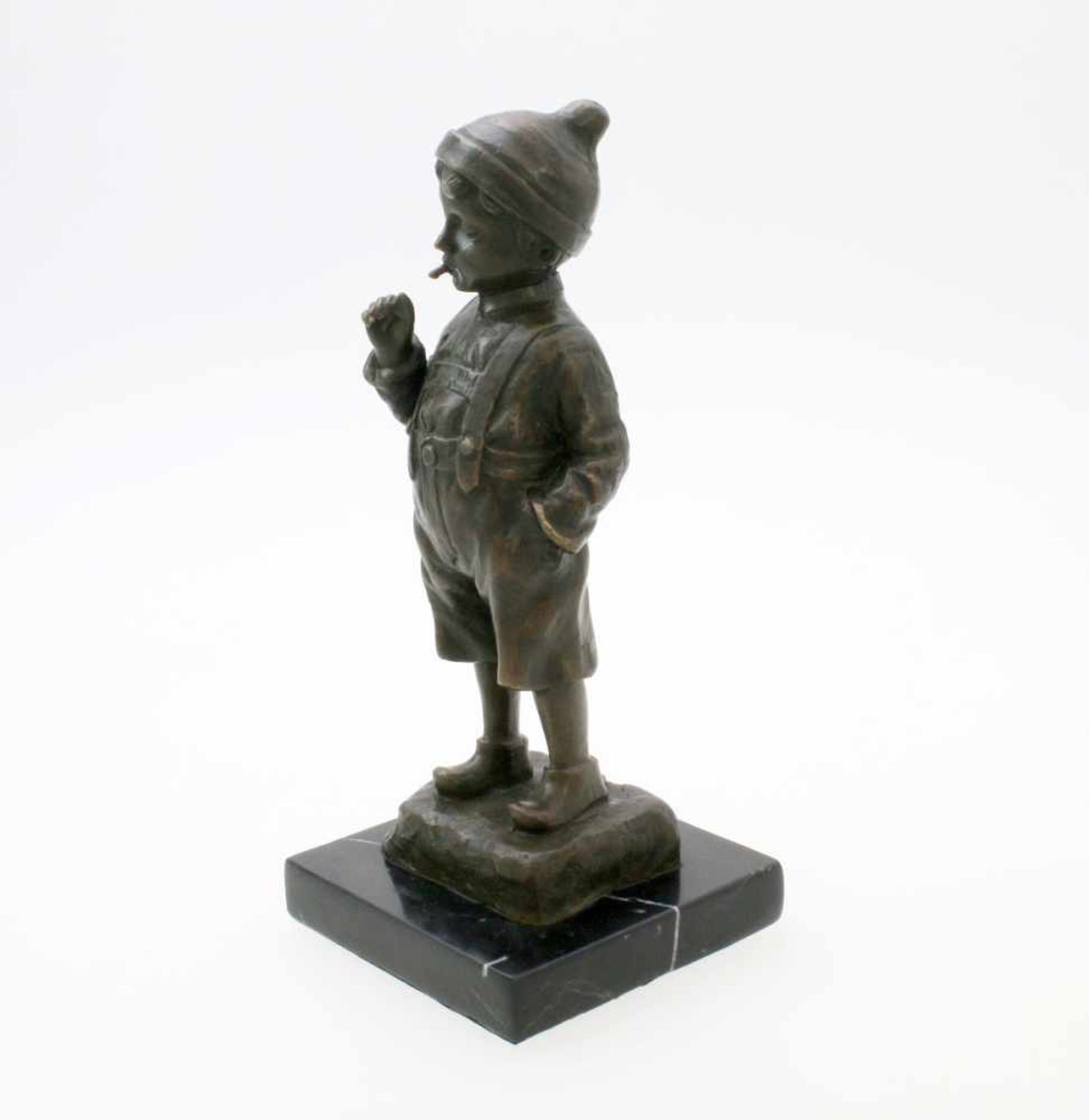 Bronzeskulptur "Der große Junge" nach Schmidt-Felling (1835 - 1920) Die Skulptur aus Bronze - Bild 2 aus 7
