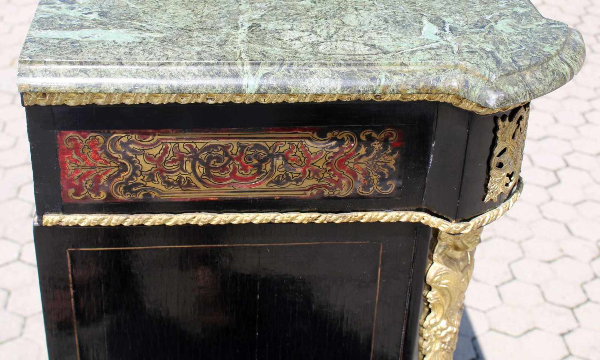 Boullé Anrichte im Stil um 1780 2 Türen und 2 Schubladen, großflächige Messingintarsien ( - Bild 6 aus 6