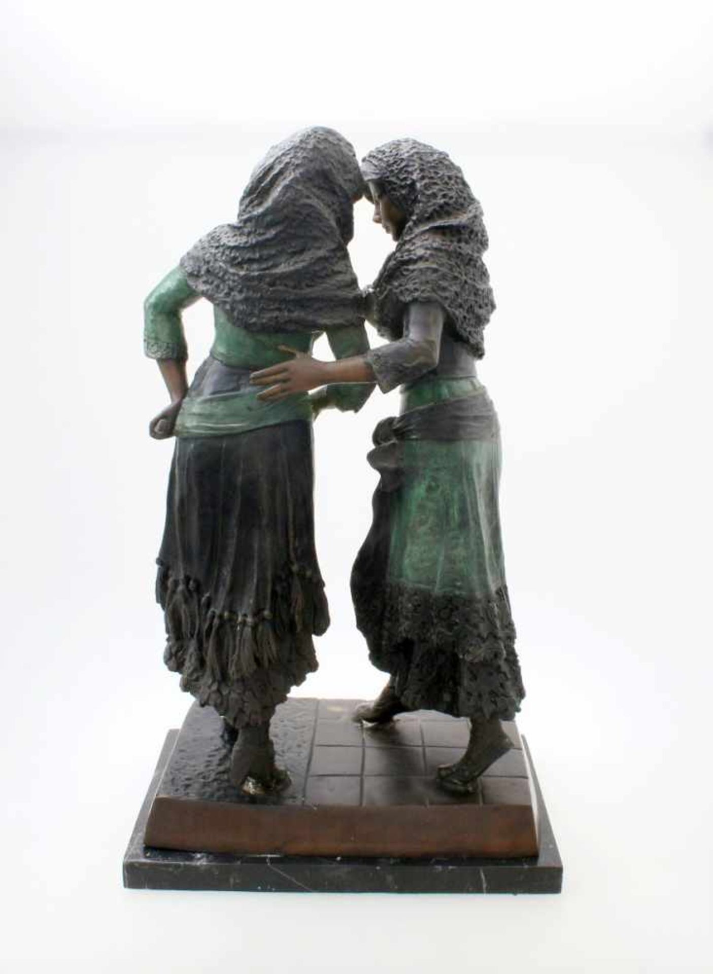 Bronzeskulptur " Zwei Señoritas im Dialog" Die Skulptur aus Bronze gegossen, patiniert. Allegorische - Bild 3 aus 5