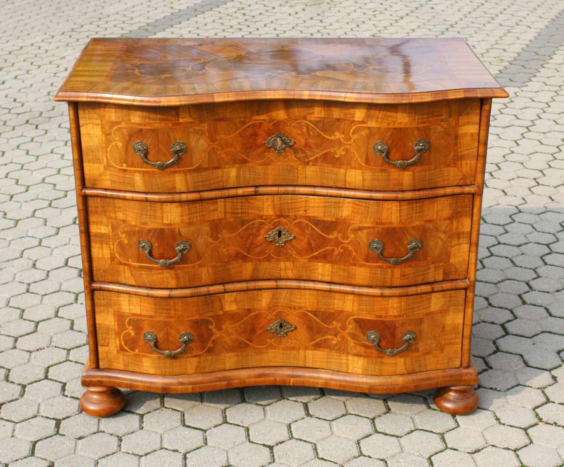 Barock Kommode - um 1760 Geschweifte Front, auf Nadelholz furniert Nussbaum- / Wurzelholz, - Bild 2 aus 8