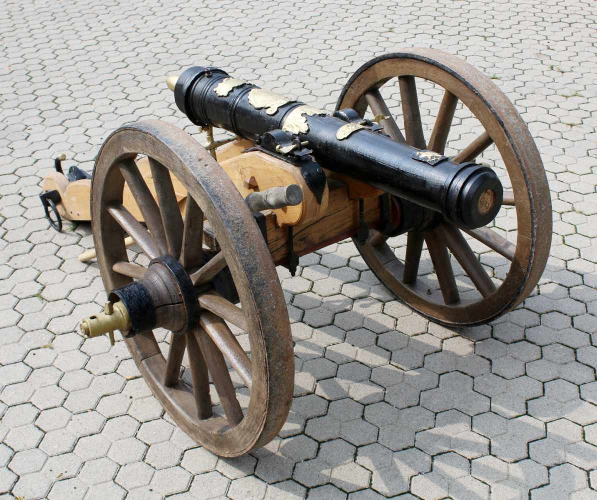 Zweipfünder Vorderlader-Feldgeschütz im Stil um 1760 Das Geschütz im Cal. 55 mm. Staatlicher