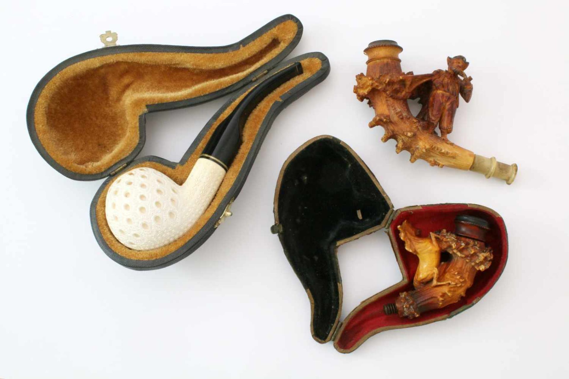 3 Meerschaumpfeifen 1. Fein durchbrochen und ornamental beschnitzte, klassische Pfeife im Etui, sehr