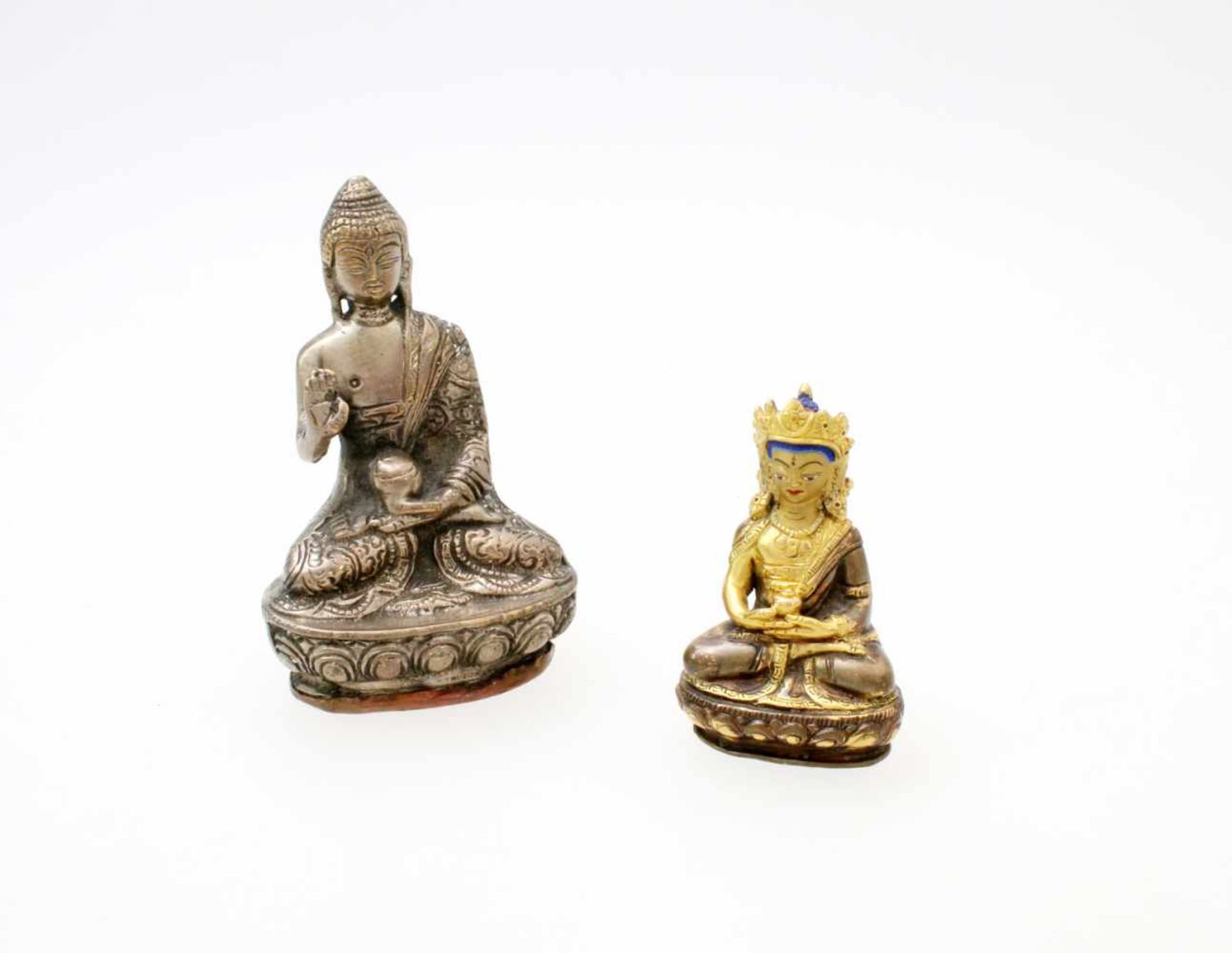 2 Buddhas - versilbert und vergoldet Eine Figur versilbert, Hand zur Segnung erhoben, die andere