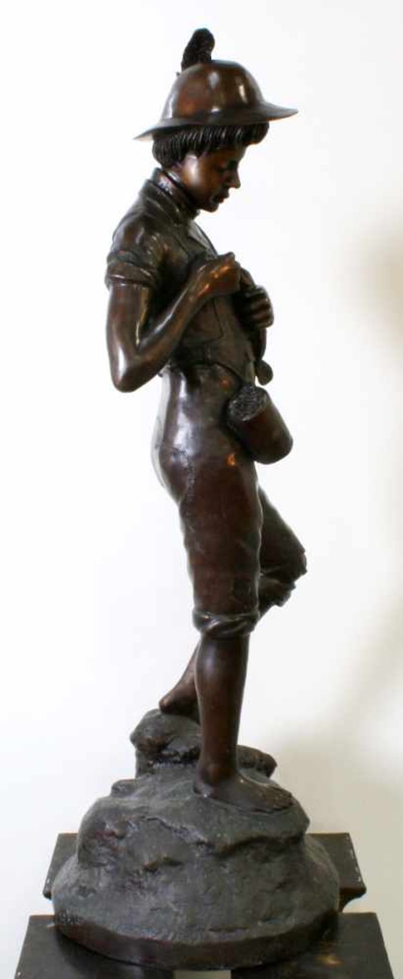 Große Bronzeskulptur "Knabe mit Fisch" Die Skulptur aus Bronze gegossen, patiniert. Ein Knabe in - Bild 2 aus 7