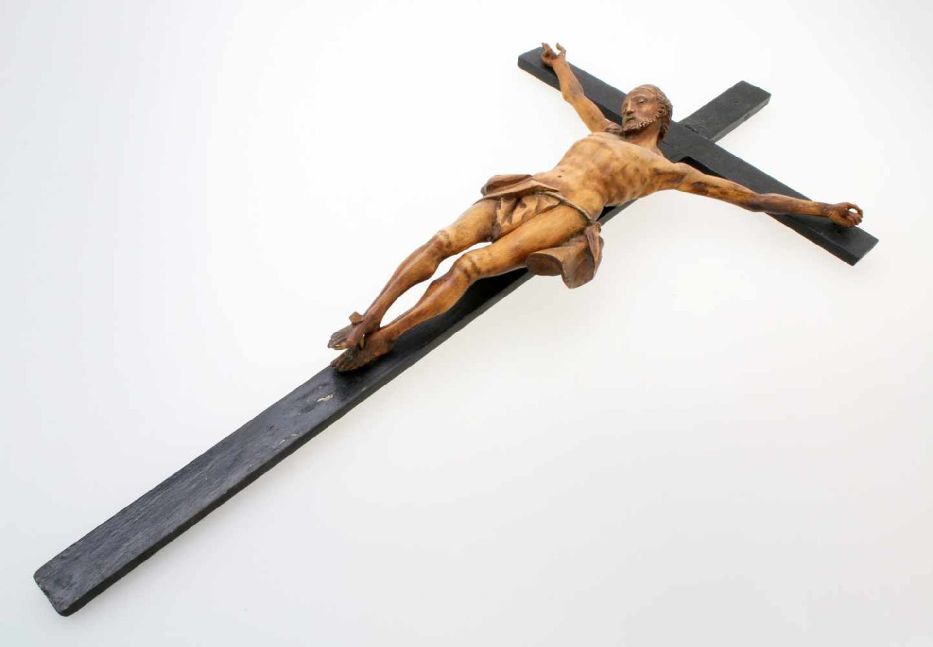 Kruzifix Dreinageltypus, ungefasst, feine Schnitzerei, Dornenkrone fehlt, auf geschwärztem Holz