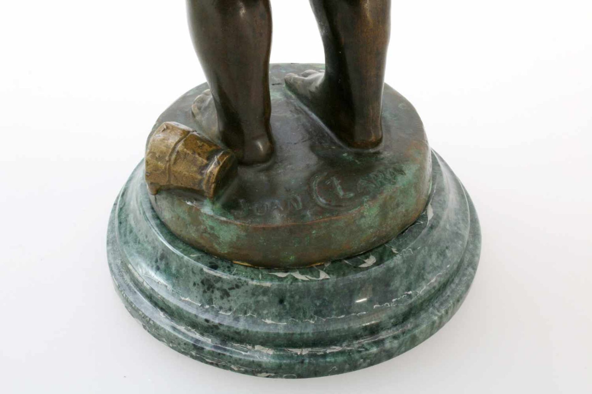 Bronzeskulptur "Kleines Mädchen in Erwartung der Mahlzeit" von Juan Clara Ayats (1875 - 1958) Die - Bild 6 aus 6