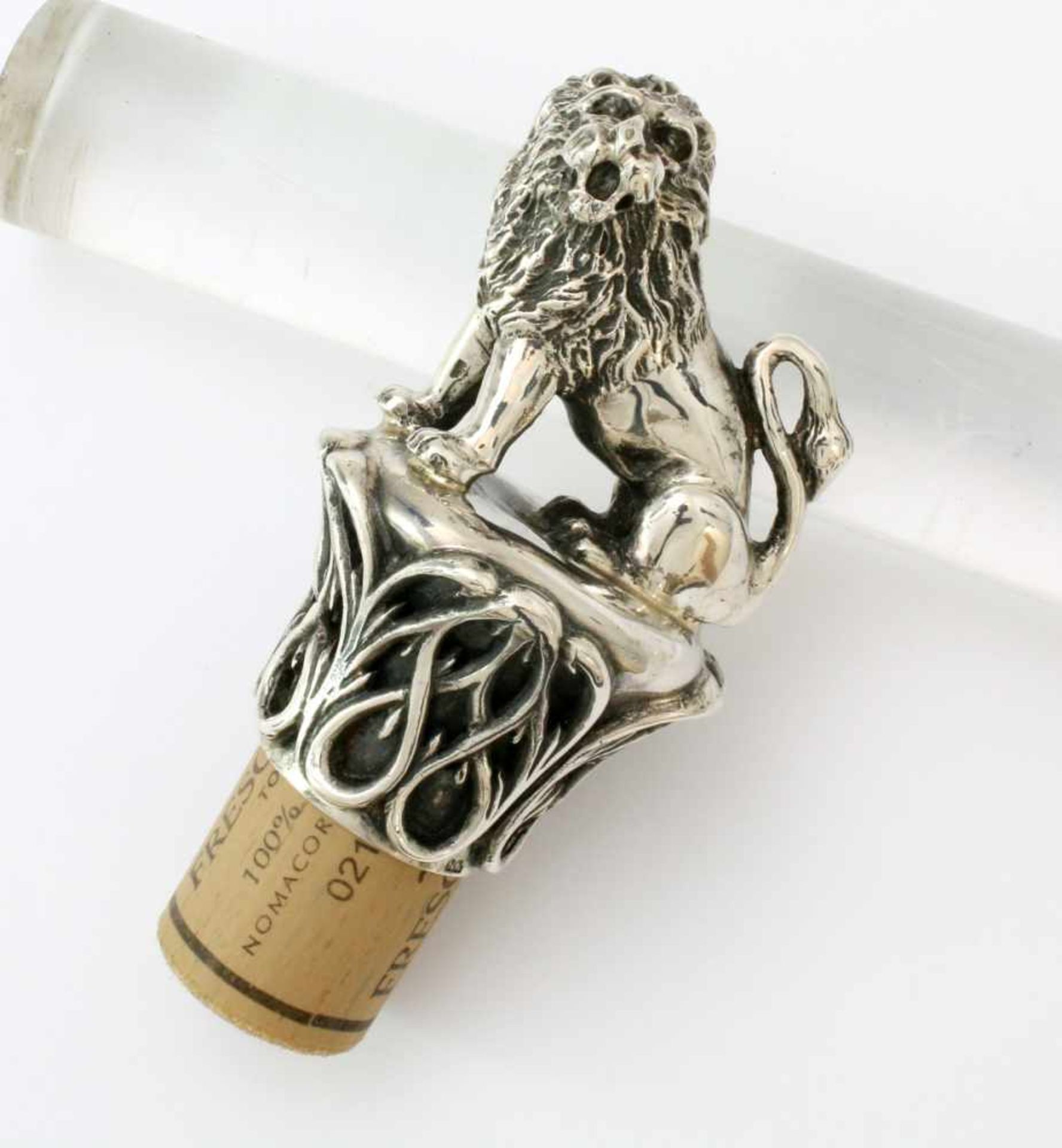 Silberner Flaschenverschluss mit vollplastischem Löwen - um 1900 Silber 800 gest., 2 weitere,