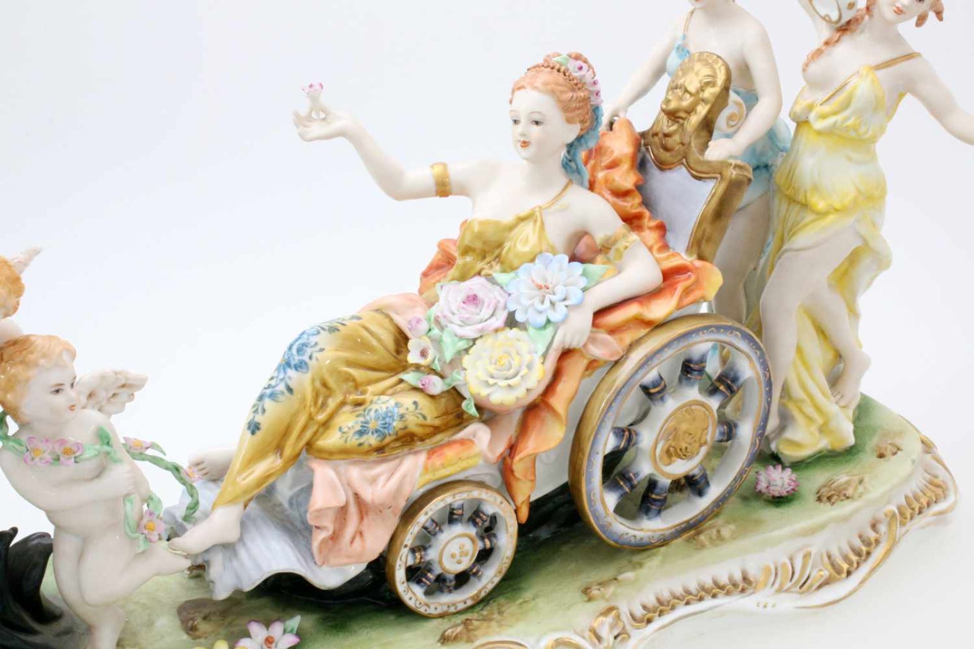 "Venus im Wagen" - unbekannte Manufaktur Große Figurengruppe, Venus mit Blumen im Wagen sitzend, - Bild 3 aus 12